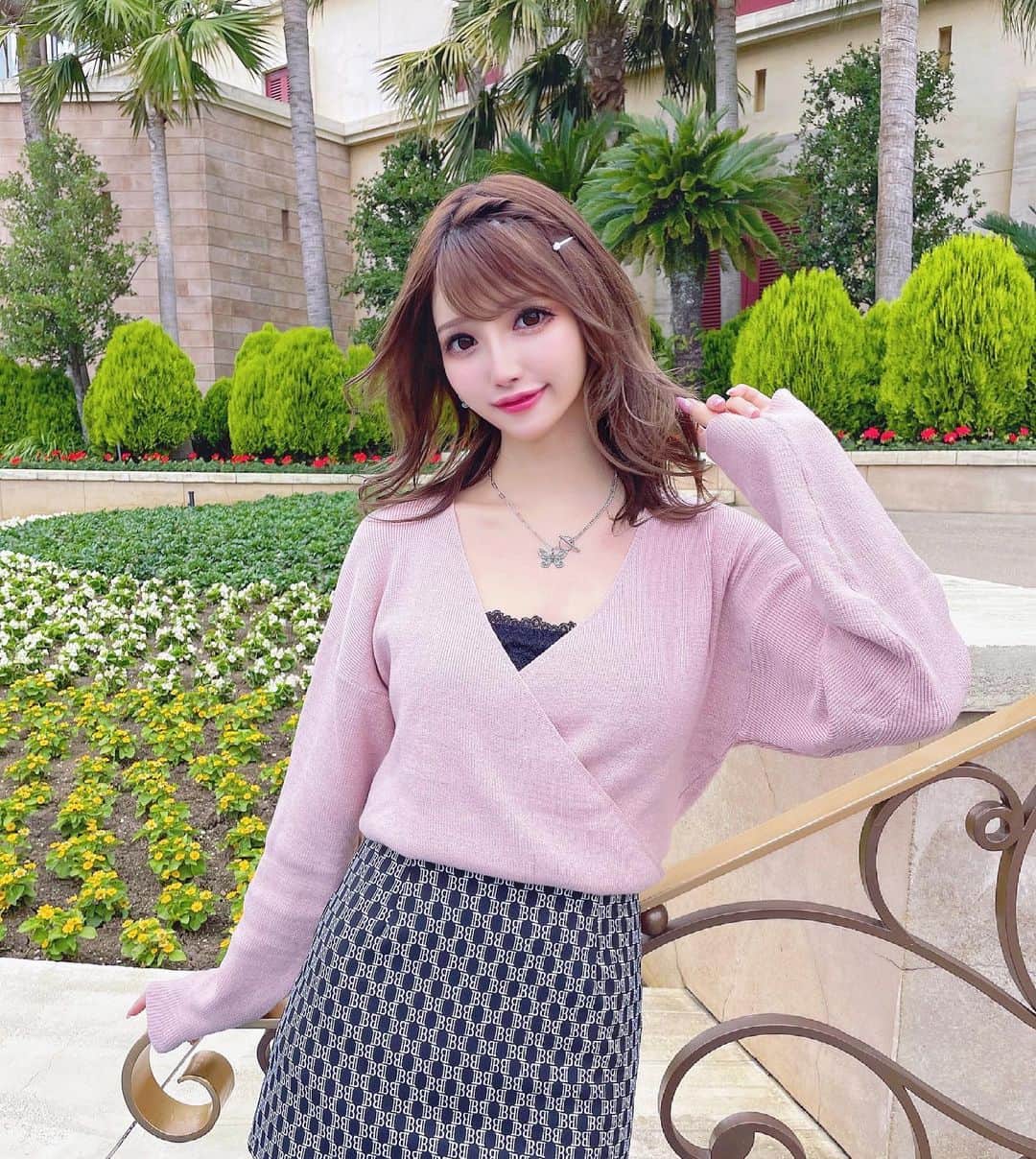 のインスタグラム：「盛れ🥰💓  このピンクの薄手ニットめっちゃお気に入り💕🌸✨  黒とピンクの2色出てるんだけど最近交互にヘビロテさん(*´▽｀*)ﾉ))💓🍀  梅雨入りして少し肌寒くなっても寒くならなそうで良き🥰💕  伝えにくいんだけど生地が厚いニットじゃないから日差し出てる日でも暑くないんだけど、寒くもない丁度適温って感じなんだよ〜(伝えるの下手すぎる)😭💖🌸笑  ネックレスもsucreさん♡♡ @sucredouceur_official 🤍  #コーデ#今日のコーデ #春ニット#春コーデ#梅雨コーデ #sucredouceur#適温#かわいいコーデ」