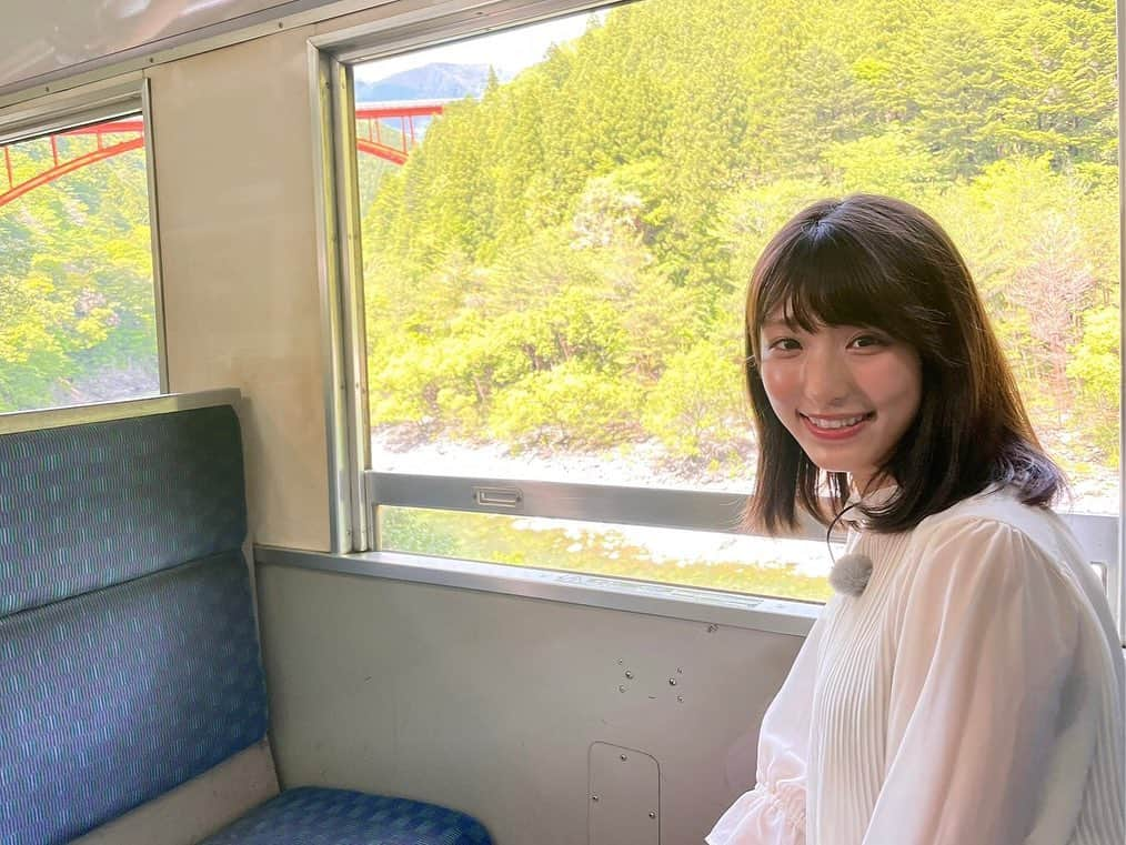 静岡朝日テレビ５chさんのインスタグラム写真 - (静岡朝日テレビ５chInstagram)「こんばんは！白木愛奈です。﻿ ﻿ 明日は #とびっきりサンデー です✨﻿ #大井川鐵道 #井川線 の #秘境駅 を、﻿ 鉄道のスペシャリストと﻿ 大調査してきました！🚇﻿ ﻿ 大井川鐵道井川線は、﻿ なんと14駅中11駅が無人駅。﻿ 駅員さんもいない、﻿ 自動改札ももちろんないんです…！﻿ ﻿ 列車に乗ると、そこには﻿ 秘境の絶景が広がっていました‪🔆‬‪🔆‬﻿ ﻿ 明日ごご3時20分から、是非ご覧ください☺️﻿ ﻿ #静岡朝日テレビ﻿ #白木愛奈」5月15日 20時56分 - satv_5ch