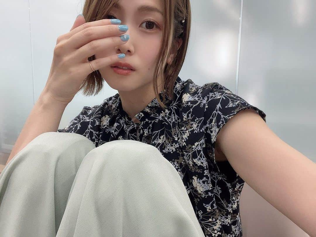 まきのインスタグラム：「気分転換に ネイル青色に変えたよ💙  はーでー。笑  シェルも入れて 夏っぽく🐚🌈  #ネイル #nail #あゆくま #あゆみくりかまき」