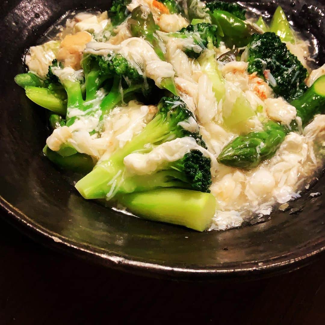 志摩有子さんのインスタグラム写真 - (志摩有子Instagram)「野菜が足りないので野菜料理を作る。 ブロッコリーとグリーンアスパラのカニあんかけ。味付けしたスープを沸かしてカニを入れ、とろみをつけて白身を加え、仕上げに胡麻油。スープ代わりになる。あとはカリカリのきゅうりのあえもの。メインがあるから、副菜も作ろうかなとやる気になる。  #副菜の鬼 #美味しいルーティン」5月15日 21時12分 - ariko418