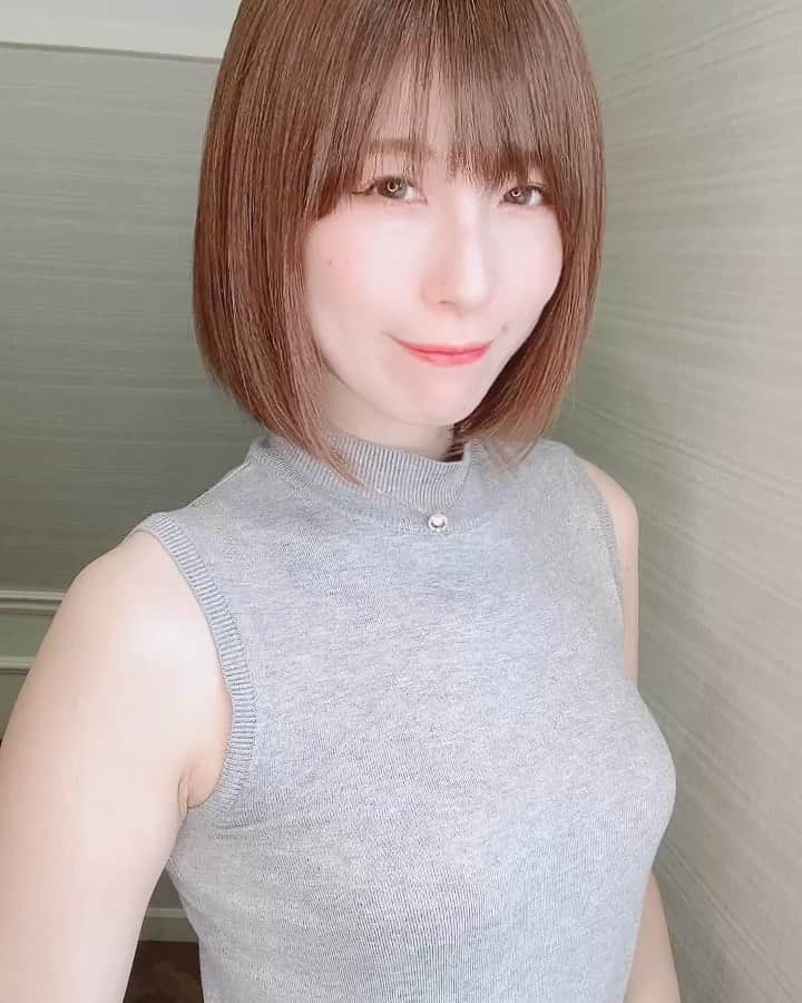 相原みぃのインスタグラム：「髪を切ってストパーをかけました🥰  今回もロアナ六本木の山根さんに担当していただきました🌸  私の大好きな川崎あやちゃんやゼロイチファミリアのアイドルちゃんが通う美容院で、 いつも一回りくらい年下であろうアイドルちゃんの髪型をオーダーしています😂  自己満足ですけど髪型気にいるとずっとご機嫌でいられるので私ってチョロいな…😇  #loana六本木  #ロアナ六本木   #グラドル #ポートレート #フリーモデル #グラビア #フリーランス #ポートレートモデル #被写体 #撮影会 #写真好きな人と繋がりたい #カメラ好きな人と繋がりたい #くびれ #美脚 #撮影依頼 #仕事依頼 #ミリドル #portrait #shotting #japanesegirl #cute #kawaii #followme」