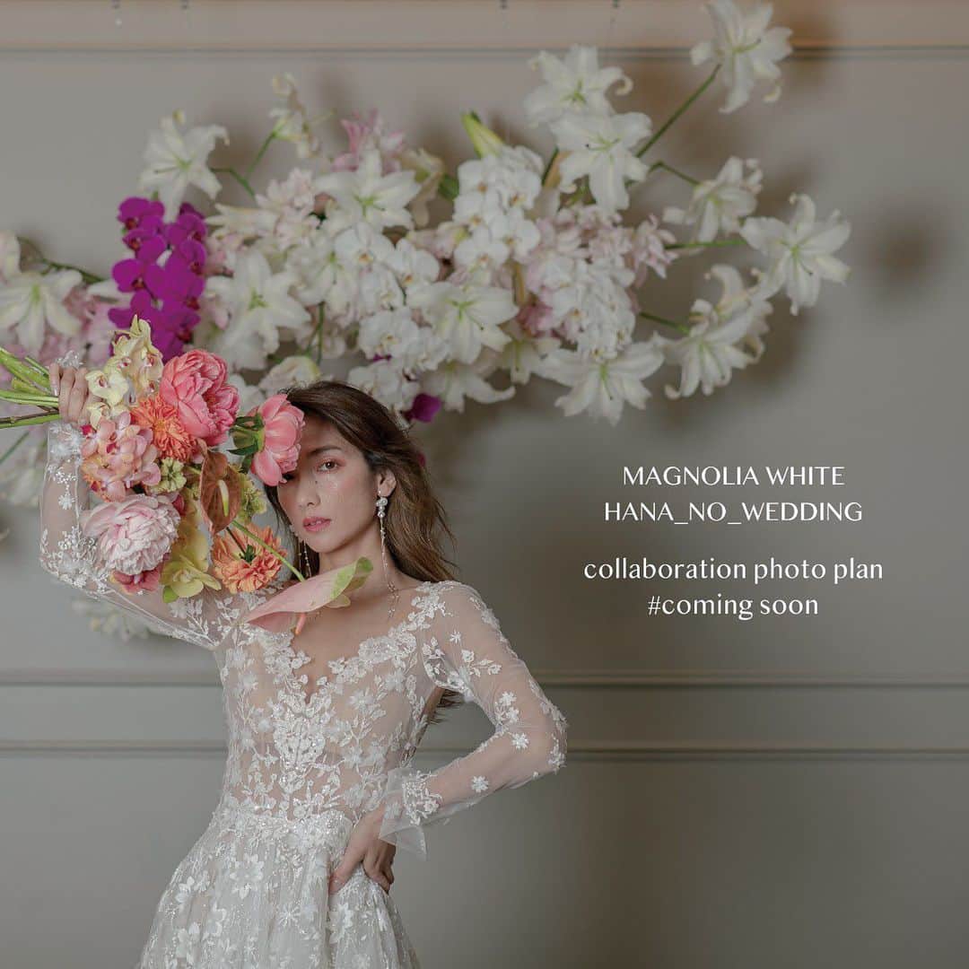 Magnolia Whiteのインスタグラム：「| 𝒸𝑜𝓂𝒾𝓃𝑔 𝓈𝑜𝑜𝓃…  𝐇𝐀𝐍𝐀_𝐍𝐎_𝐖𝐄𝐃𝐃𝐈𝐍𝐆 𝐌𝐀𝐆𝐍𝐎𝐋𝐈𝐀 𝐖𝐇𝐈𝐓𝐄 𝐜𝐨𝐥𝐥𝐚𝐛𝐨𝐫𝐚𝐭𝐢𝐨𝐧 𝐩𝐡𝐨𝐭𝐨  世界水準でセレクションされた美しいドレス 花嫁の魅力を最大限に引き出すスタイリング そして、花でデザインする想像以上の世界観の中で 特別なウエディングシーンを  ———————————————————————— produce by @hana_no_wedding @magnoriawhite_official ————————————————————————  MAGNOLIA WHITE  世界を、纏う。 をコンセプトに、ニューヨーク・ロンドン・パリの最も旬なブランドをセレクトし、花嫁たちを誰よりも輝かせるコーディネートを提案するクチュール・ウエディング・サロン  #花ノ結婚式屋 #magnoriawhite #weddingdress #weddingflower #galialahav #wedding bouquet #マグノリアホワイト#ウエディングドレス #インポートドレス #フォトウエディング #フォトウエディング #オーダードレス #前撮り #洋装前撮り #ウエディングブーケ #洋装ヘア #花嫁ヘア #ブライダルヘアメイク #花嫁準備 #プレ花嫁 #プレ花嫁準備 #2021夏婚 #2021秋婚 #2021冬婚」