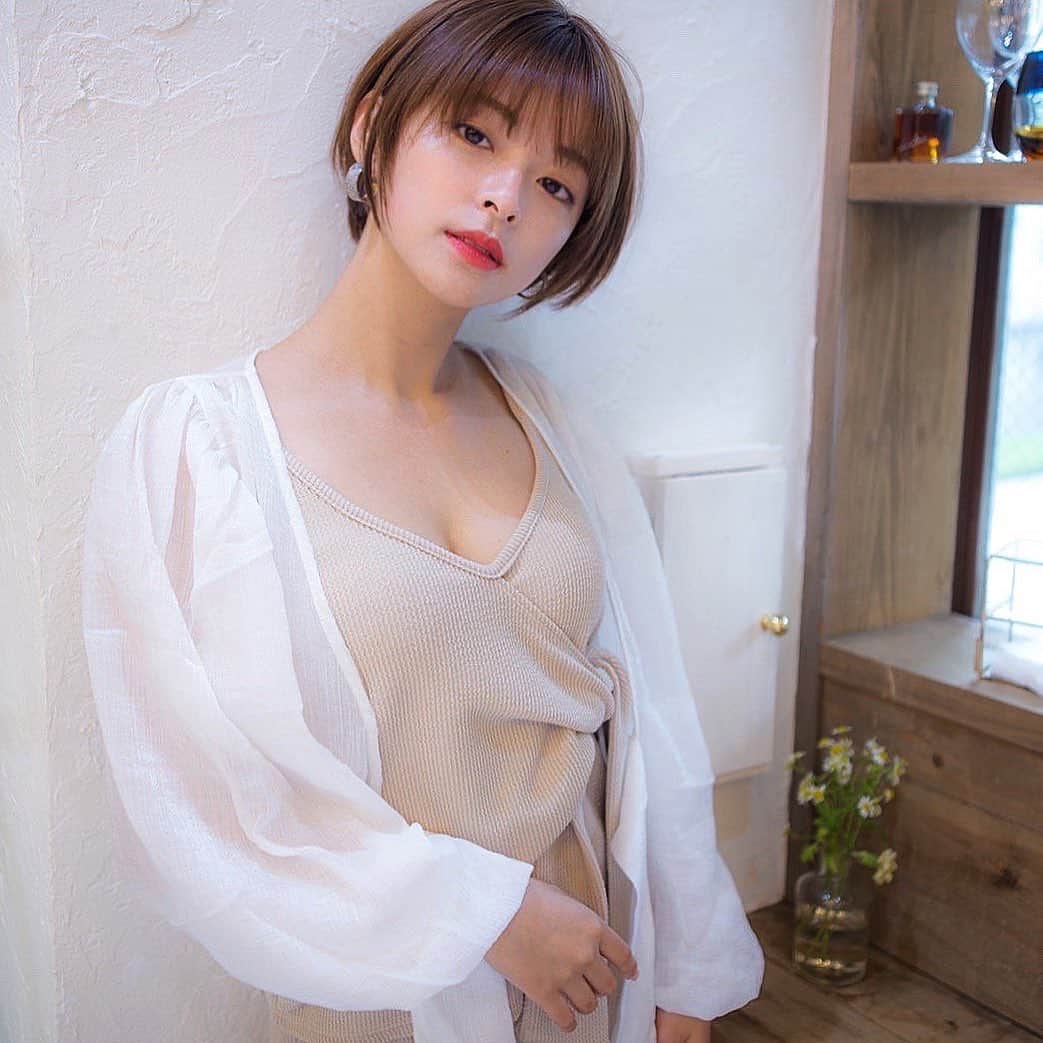 かおりのインスタグラム：「・ ・  アンニュイ〜🌿 トリートメントもして髪サラサラになった！  #アンニュイ　#ベージュカラー」