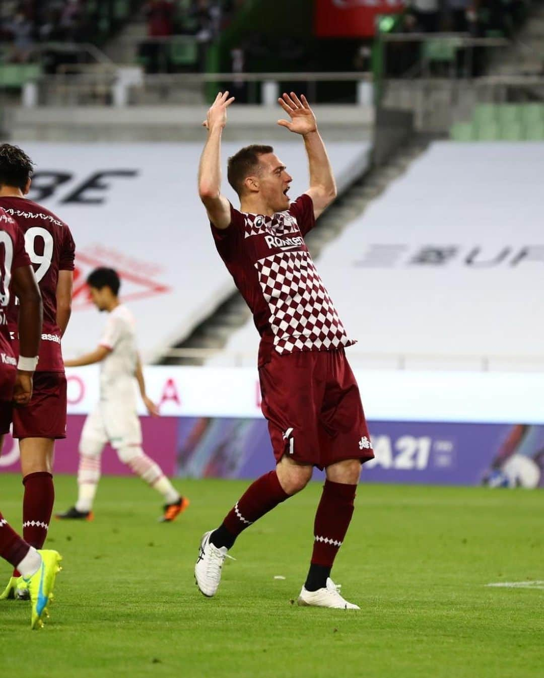 トーマス・フェルメーレンさんのインスタグラム写真 - (トーマス・フェルメーレンInstagram)「Last minute equalizer and my first ever goal for @visselkobe in front of our fans who returned to the stadium. Lets keep up the hard work! 💪 🇯🇵  皆さんの前で初ゴール！ 今後も努力して頑張っていきましょう！」5月15日 21時50分 - thomasvermaelen