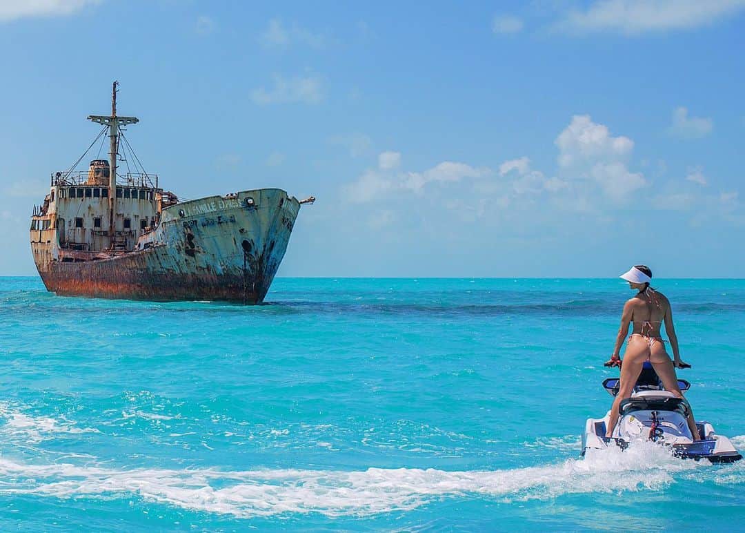 ホープ・ビールさんのインスタグラム写真 - (ホープ・ビールInstagram)「What an adventure yesterday was.  . Jumping off a shipwreck  . Surfing in the open ocean  . Swimming with dolphins in the wild . #epic #adventure #travel #turksandcaicos」5月15日 22時00分 - hopebeel