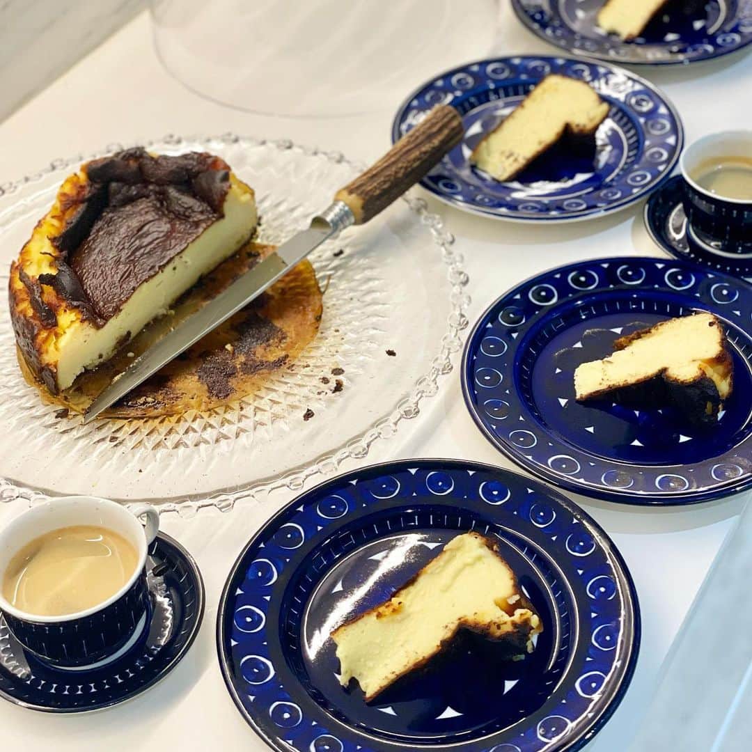 桐島かれんさんのインスタグラム写真 - (桐島かれんInstagram)「アメリカでは、Burnt Basque Cheesecake (焦がしチーズケーキ)と呼ばれるバスクチーズケーキ。友人に教わったレシピで作ってみましたが、美味しい〜。作り方は、私のYouTube チャンネルにアップしています。  #バスクチーズケーキ#burntbasquecheesecake #桐島かれんathome」5月15日 22時10分 - houseoflotuskaren