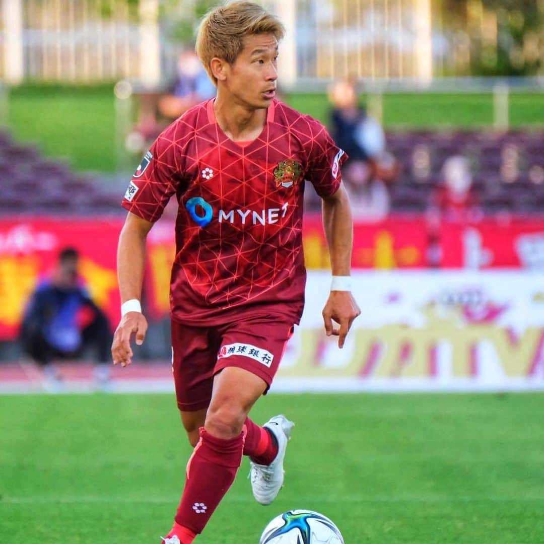 田中恵太のインスタグラム：「今日５月１５日はJリーグの日！  子供からJリーガーになりたいという夢を強く想い続けて、今があります。もっともっと成長して、子供の頃思い描いた自分になりたい。  もっともっと頑張ります！！！  #Jリーグの日#田中恵太#FC琉球#子供の頃のヒーロー#中山雅史さん#ジュビロのユニホームで小学校行ってた#J1行くぞ」