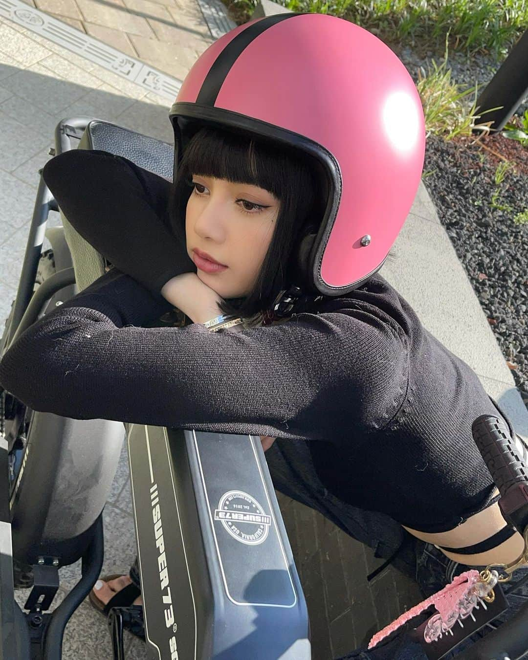 リサさんのインスタグラム写真 - (リサInstagram)「Thank you @hedislimane and @utzpeter for this cute pink helmet 💞」5月15日 22時52分 - lalalalisa_m