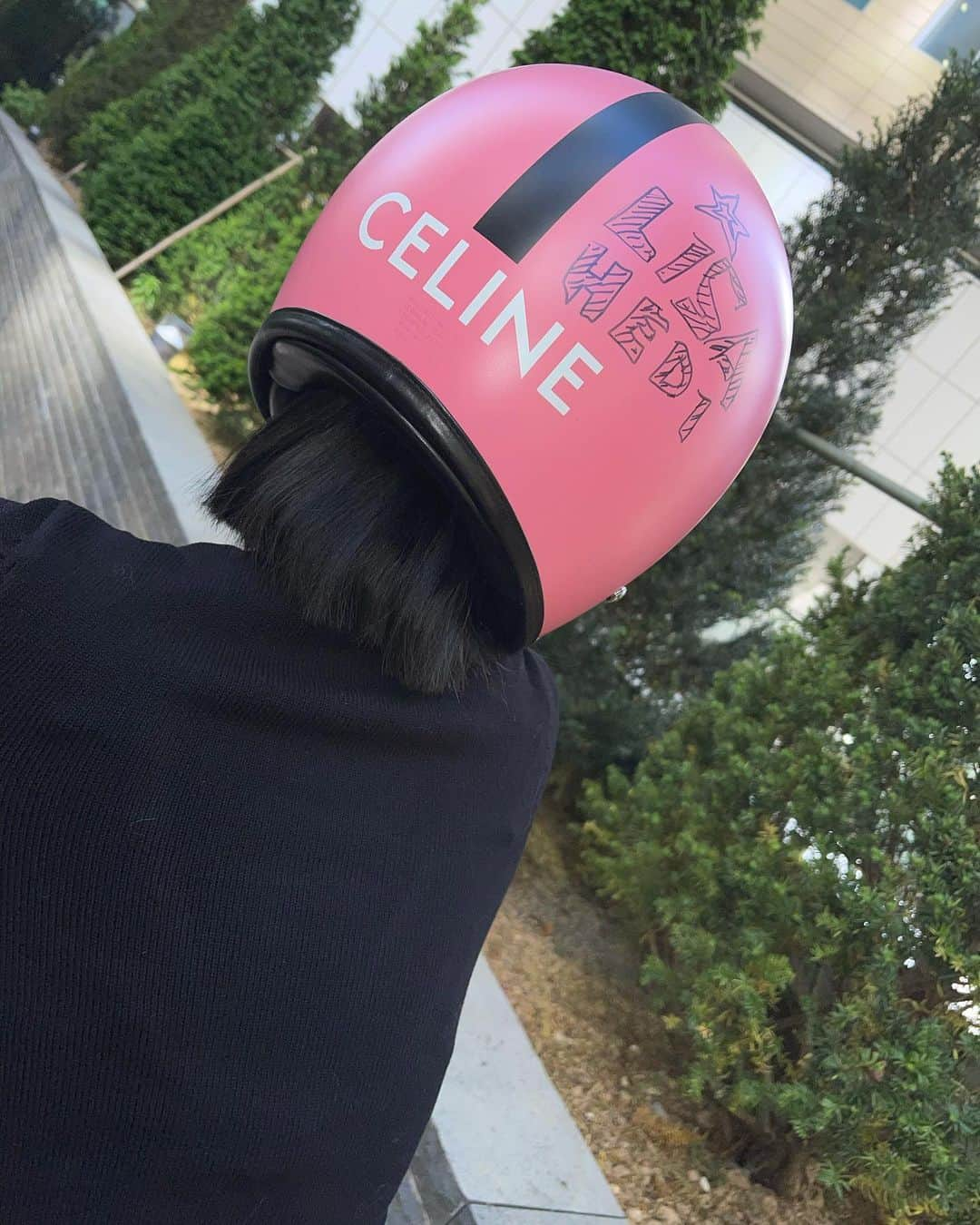 リサさんのインスタグラム写真 - (リサInstagram)「Thank you @hedislimane and @utzpeter for this cute pink helmet 💞」5月15日 22時52分 - lalalalisa_m