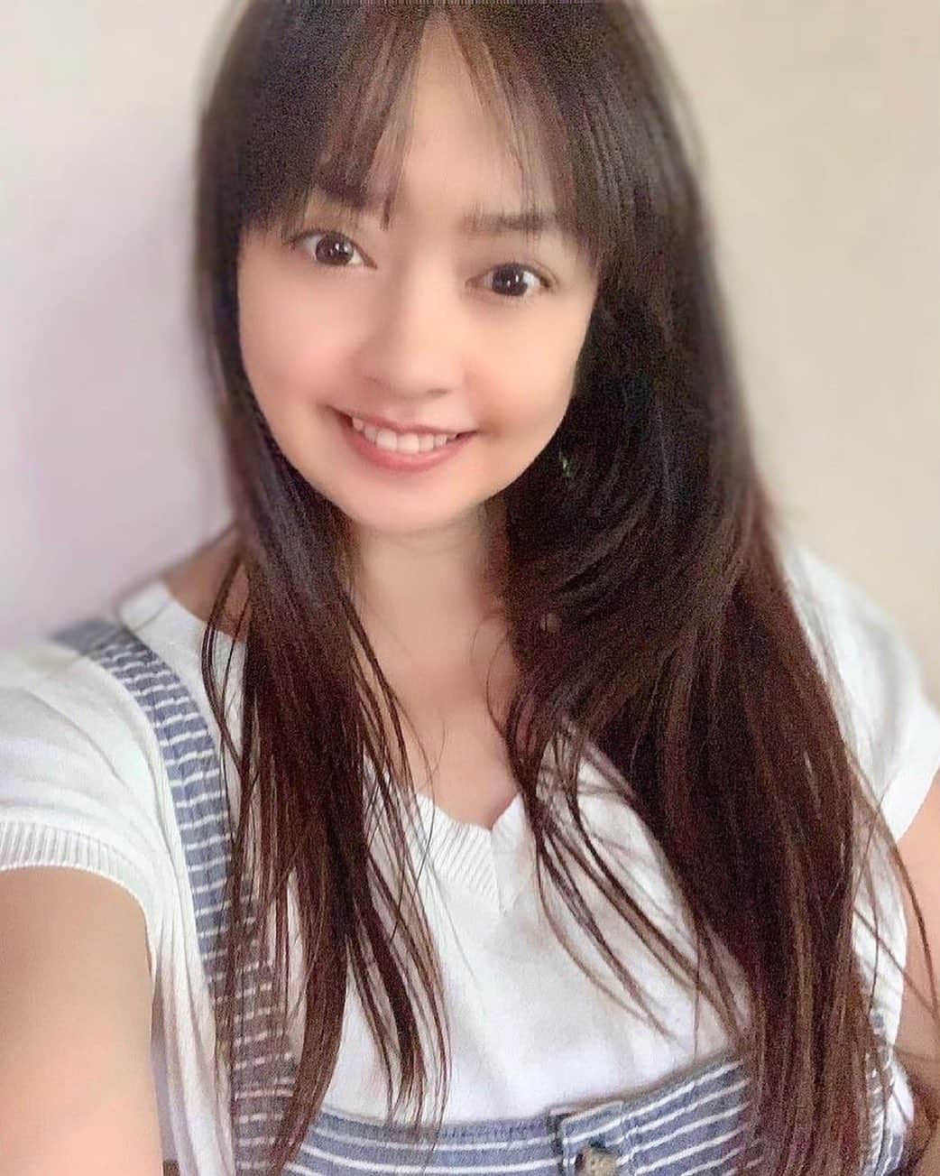 HANAのインスタグラム：「ストーリーにもアップしましたが🙏  ひっそりと運営していた新アカウント...最近は沢山の方にフォローしていただけるようになって😊  と同時に...名前も違うし🤣怪しさ満載なんかな？ここにきて、なりすまし疑惑が多発しておりまして(´>∀<｀)ゝ💦  でも安心してください...🙌ストーリーに載せたアカウントは正真正銘！アタチ👧🏻のNewアカウントですよ～ε”ε”ε”(ﾉ* •ω• )ﾉ(なりすましで通報しないでね～🤣)<@comme_des_fleurs087>」
