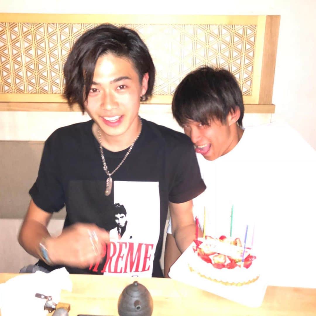 のインスタグラム：「. 今日は大社長やまと先輩の誕生日。 高1からお世話になってもう7年。  高校でこの先どうしていいかわからなくなったときも大学で部活を辞めた時も先輩の下で働くことを決めた時も僕の分岐点にはいつもいてくれます。  「失敗しても俺が雇ってるからなんでも挑戦しな」ってYouTubeを始める前に言ってくれてから4年。 まさか新卒で先輩の会社に入るとは思いもしませんでした笑 1番尊敬してる人の下で働けて俺は幸せです。 こっからさらにブラックになってもどこまでもついていきます🔥  お誕生日おめでとうございます🎊  #尊敬しすぎて #多分棺まで一緒に入る #大洗脳されてます。 #これがブラック企業ですか！ #多分日本一幸せなブラック企業」