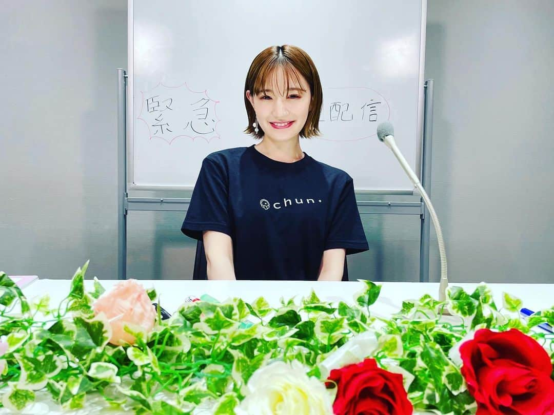 中田花奈さんのインスタグラム写真 - (中田花奈Instagram)「昨日、動はじ生配信で 麻雀カフェ chun. のお披露目をさせていただきました！  6/15にオープンさせていただきます。  元・乃木坂46が経営者になるのは変な感じがするかもですが、 今の乃木坂メンバーへ 卒業後でもやりたい事ができるという事 自分の力で新しい事を始められるという事 ひとつの道として提案できるように 成功させたいなという思いもあります。  頑張ります！  早速、OPENRECの登録をしてくださってる皆さんありがとうございます☺️ 久々に交流できて嬉しいです。  今はこんな環境の中なので 細々と始めさせてもらいますが もっとみんなが来やすい場所になるように 早く状況が変わればいいなと思います。  これからもよろしくお願いします！  結婚会見風なポーズしてみた。」5月15日 23時16分 - nakadakana_official