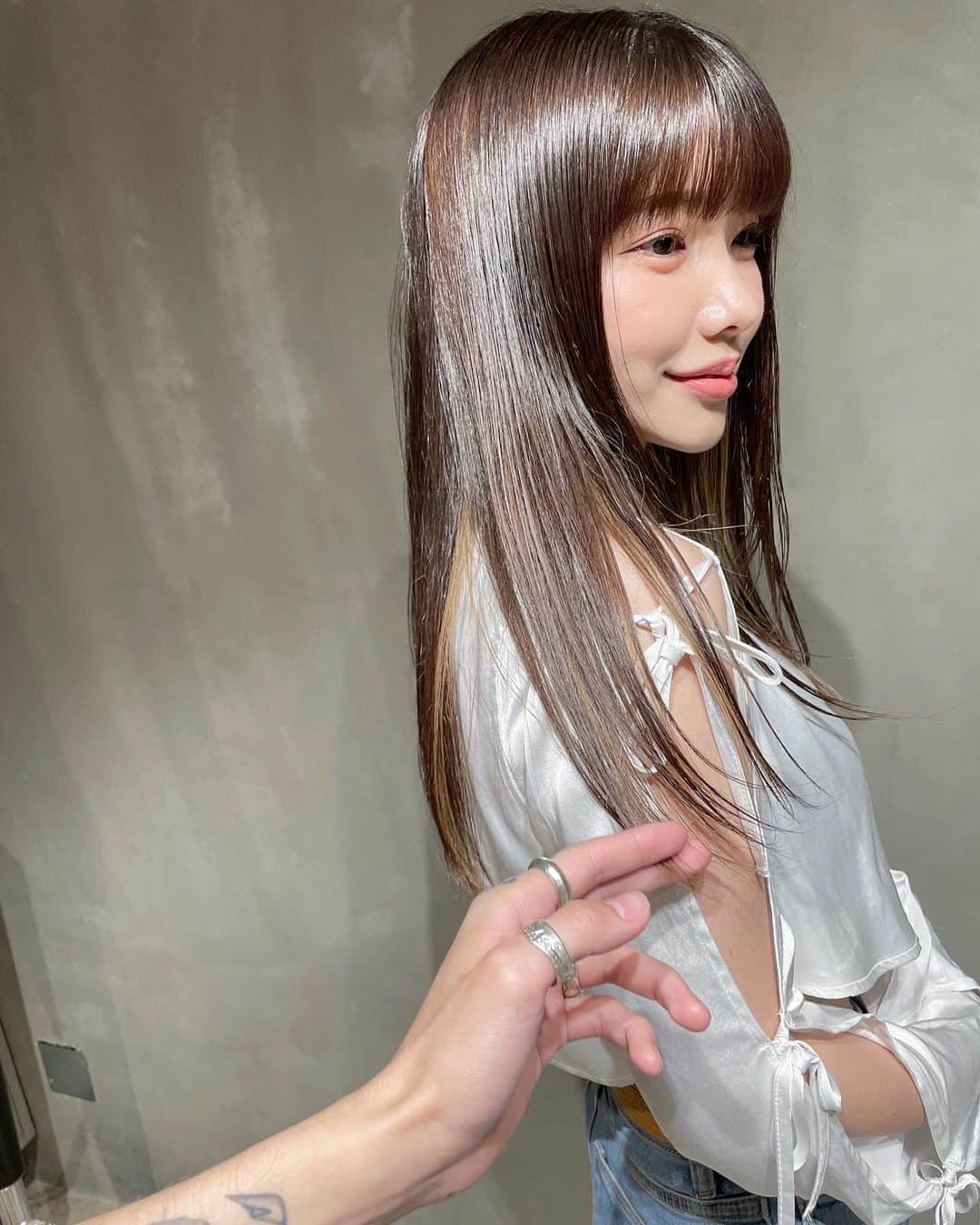 えみ姉のインスタグラム：「ㅤ 梅雨が来る前に縮毛矯正してきたの☔️ ダメージやばすぎる私の髪の毛でも スーパーうるうるヘアに仕上げてくれる けんごさんは一生推しよ🐛♡ @kengo____24  ㅤ 腕はもちろんだけど ほんとに楽しくてあっとゆーまに時間過ぎる 美容室だから大好きな場所なの🐛 ㅤ 私と同じ歳のいい男✌🏻」