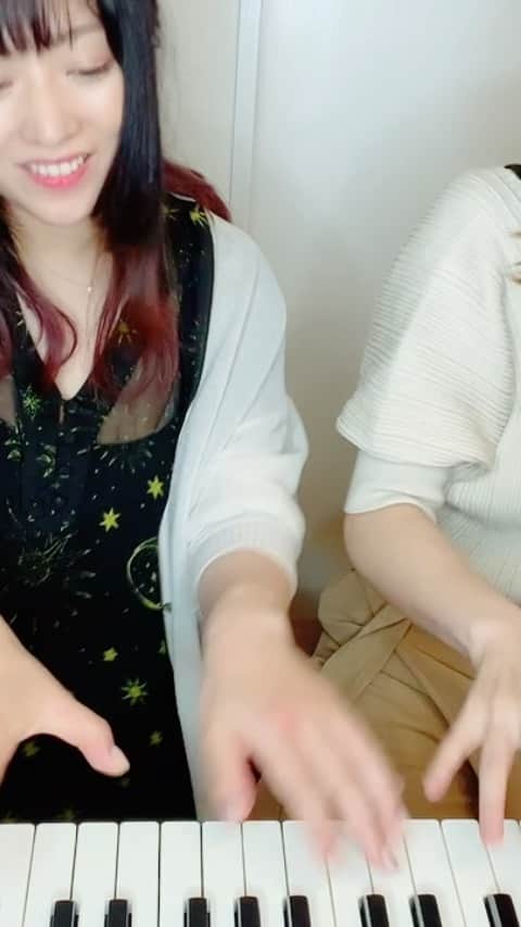 鈴華ゆう子のインスタグラム：「今日もメンバーシップYouTube配信ありがとうございましたー！ たまちゃん @tamamihirota と一緒に沢山音楽の時間を楽しみました (*´ω`*)  #千本桜  #連弾まつり  #鈴華ゆう子  #yukosuzuhana #senbonzakura  #duet  #duo  #piano」