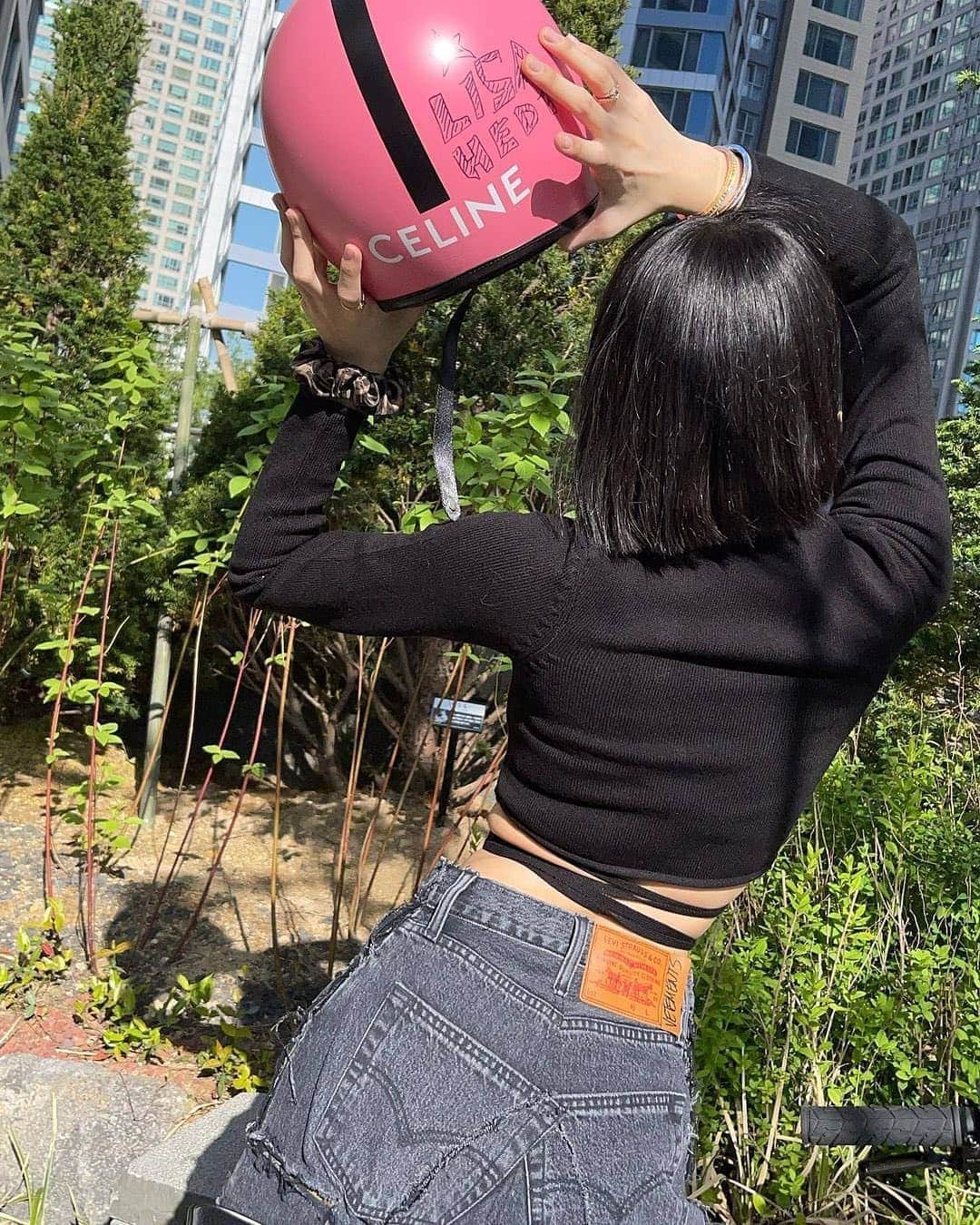 リサさんのインスタグラム写真 - (リサInstagram)「What a tease. rawrrrrr 🍑 . . . #LISA #LALISA #리사 #블랙핑크 #BLACKPINK #LALISAMANOBAN #LALISAMANOBAL #blackpinklisa #lisablackpink」5月16日 0時02分 - lisa.blackpink