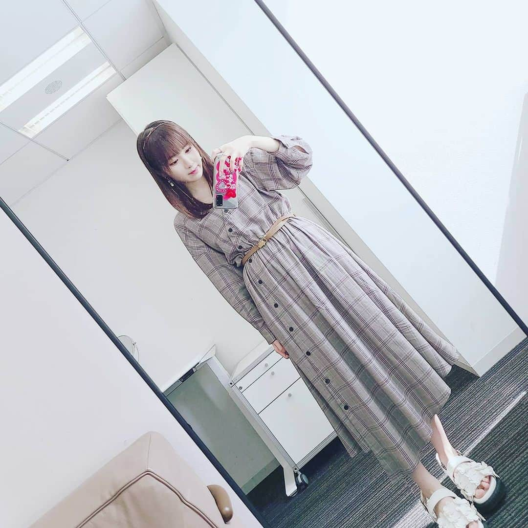 小田桐奈々さんのインスタグラム写真 - (小田桐奈々Instagram)「いつかのななぷるコーデ。 インタビュアーの日だったので派手じゃない衣装にしました👗  #onepiece @31sonsdemode #shoes @merryjenny_instagram  #ドワンゴ #ななっぷる」5月15日 23時59分 - odagirinana