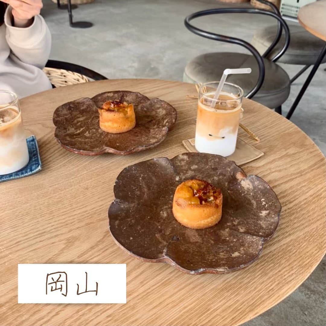 牧村里奈さんのインスタグラム写真 - (牧村里奈Instagram)「☕️山の上のロースタリ / 岡山県牛窓 . . 牛窓オリーブ園内にあるお洒落なカフェ。店内には焙煎所があって、珈琲にこだわっているんだとか☕️ . 地元の牛乳をたっぷり使ったカフェラテは飲みやすくて美味しすぎました🥺❤︎ . 備前焼のお皿も可愛いし、景色もすごく綺麗…！岡山の土地をすごく感じられる素敵なカフェだったな☺️ . . ✔︎カフェラテ ¥770 ✔︎りんごとクルミのタルト　¥495  ● 岡山県瀬戸内市牛窓町牛窓412-1 牛窓オリーブ園  ●10:00〜17:00 ●定休日：無休  #岡山 #牛窓 #牛窓カフェ #カフェ巡り」5月16日 0時52分 - m_rina28