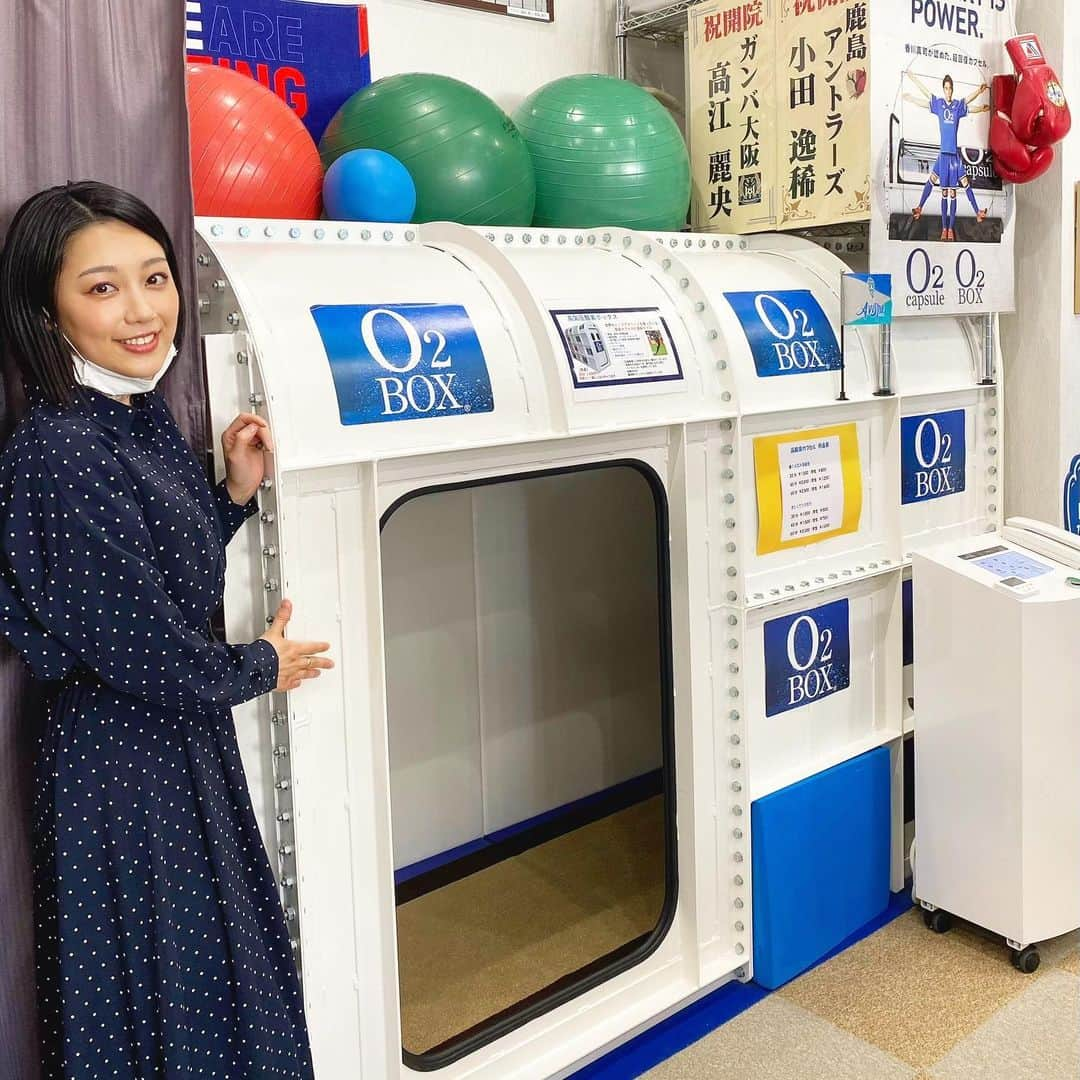 早瀬英里奈さんのインスタグラム写真 - (早瀬英里奈Instagram)「.  前回の記事について 沢山のコメントやメッセージを 本当にありがとうございました💐  術後は骨の回復を早められる方法を自分なりに調べ 施術や食事等 自分に出来ることから試していきました💻  そこで見つけたのが “東比恵スポーツ鍼灸整骨院 ” @2010triplecrown さんでの 【超音波骨折治療器　オステオトロンV】と 【高気圧酸素ボックス】の同時進行での施術です📝  【超音波骨折治療器　オステオトロンV】は 音圧刺激で骨折部位の骨の形成を促し回復を早め 難治性骨折や多重骨折などの治療にも効果的なのだそう！  骨癒合期間を。。 なんと約40％短縮できるという報告があるそうです‼️  【高気圧酸素ボックス】は 酸素ボックス内で高気圧状態をつくりだし その圧力が体内のリンパを刺激します！ 骨折やケガの早期回復・疲労回復・ダイエット・美肌・睡眠障害・喫煙者などに有効なのだそうです！  ２枚目の写真は 私を担当して下さった“小松原 知里”ちゃんと📸  骨折の回復の為に積極的に食べると良いものを 知っていたら教えて頂きたいとお伝えしたところ 次の施術の日に合わせて 調べた内容をプリントアウトしてきて下さいました📄 そのプリントの中には手書きでの書き込みもあり 本当に感動しました˚✧⁎  自分が調べたものと 知里ちゃんが教えて下さったものを 積極的に食事に取り入れてみました☆  最後の動画は 高気圧酸素ボックス内で 超音波骨折治療器　オステオトロンVを 使った施術のレポートです🎥 (※この日は座っていますが 　普段は仰向けに寝た状態で施術を受けていました)  先日 東京に戻って初めての診察の為に病院へ行ってきたのですが 施術と食事の効果があったのか。。  先生から👨🏻‍⚕️ 「おぉ‼︎ 腕を回せる程回復しているなんて。。 普通なら まだ腕は上がらない筈なんだけどね。。。 リハビリいらないね‼︎ 若いから治りも早いんだねぇ‼︎」 と言って頂けました✴︎✴︎✴︎ (※身体…若いそうです‼︎笑　。。。嬉しい☆笑)  福岡へ居る間お世話になった 東比恵スポーツ鍼灸整骨院 の皆さんに 心から感謝でいっぱいです  沢山の方が通院されている中 初日から私のお名前もしっかり覚えて下さっていて いつも明るく元気な声と笑顔で 最後まで丁寧に対応して下さり 本当にありがとうございました💐  @2010triplecrown こちらの Instagramにも私のことをご紹介して下さいました📸 是非 ご覧下さい✴︎✴︎✴︎  #鎖骨 #頰骨 #骨折 #手術後 #早期回復 #施術 #超音波骨折治療器 #オステオトロンv #高気圧酸素ボックス #福岡 #東比恵スポーツ鍼灸整骨 #感謝 #東京 #診察 #リハビリ無し  #早瀬英里奈」5月16日 1時07分 - erina.hayase