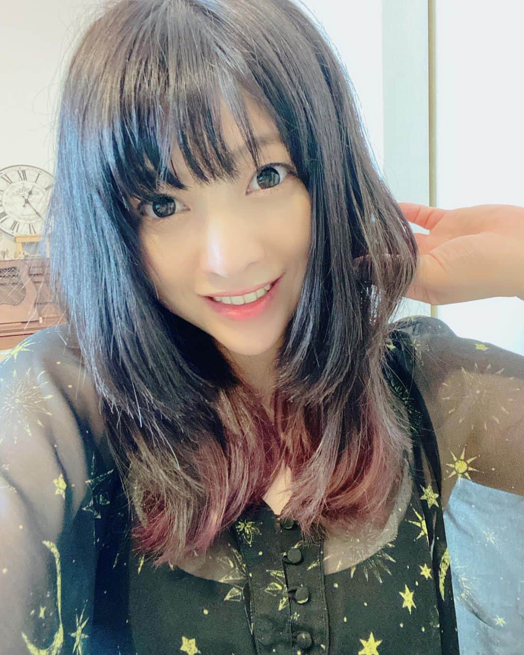 鈴華ゆう子のインスタグラム：「毛先だけ、ラベンダー色になりました！(´ω`)久々のレイヤーカットも軽くなってお気に入り。  #鈴華ゆう子  #グラデーションカラー  #レイヤーカット  #ラベンダーグレージュ  #ヘアカラー  #yukosuzuhana #haircolor  #hairstyle」
