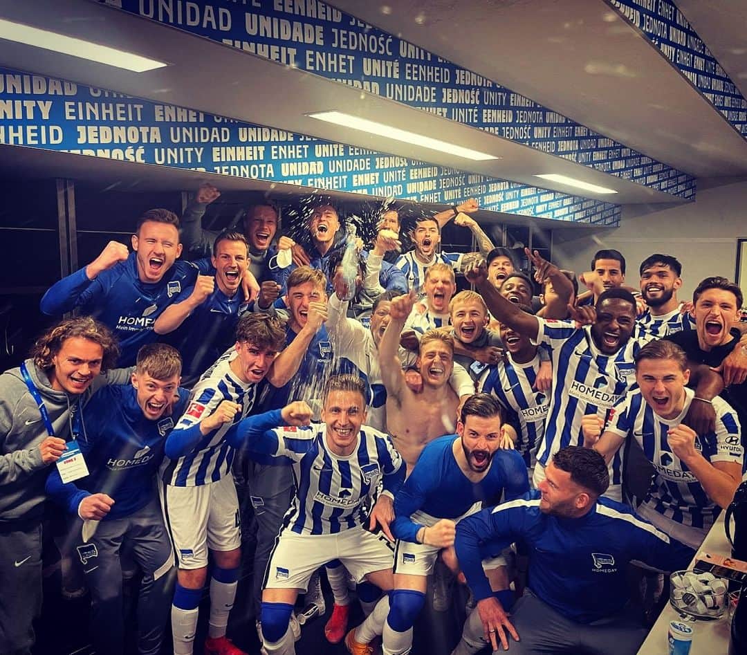 ルネ・ヤーステインのインスタグラム：「We did it!!🔵⚪😁  #hahohe  #Team」