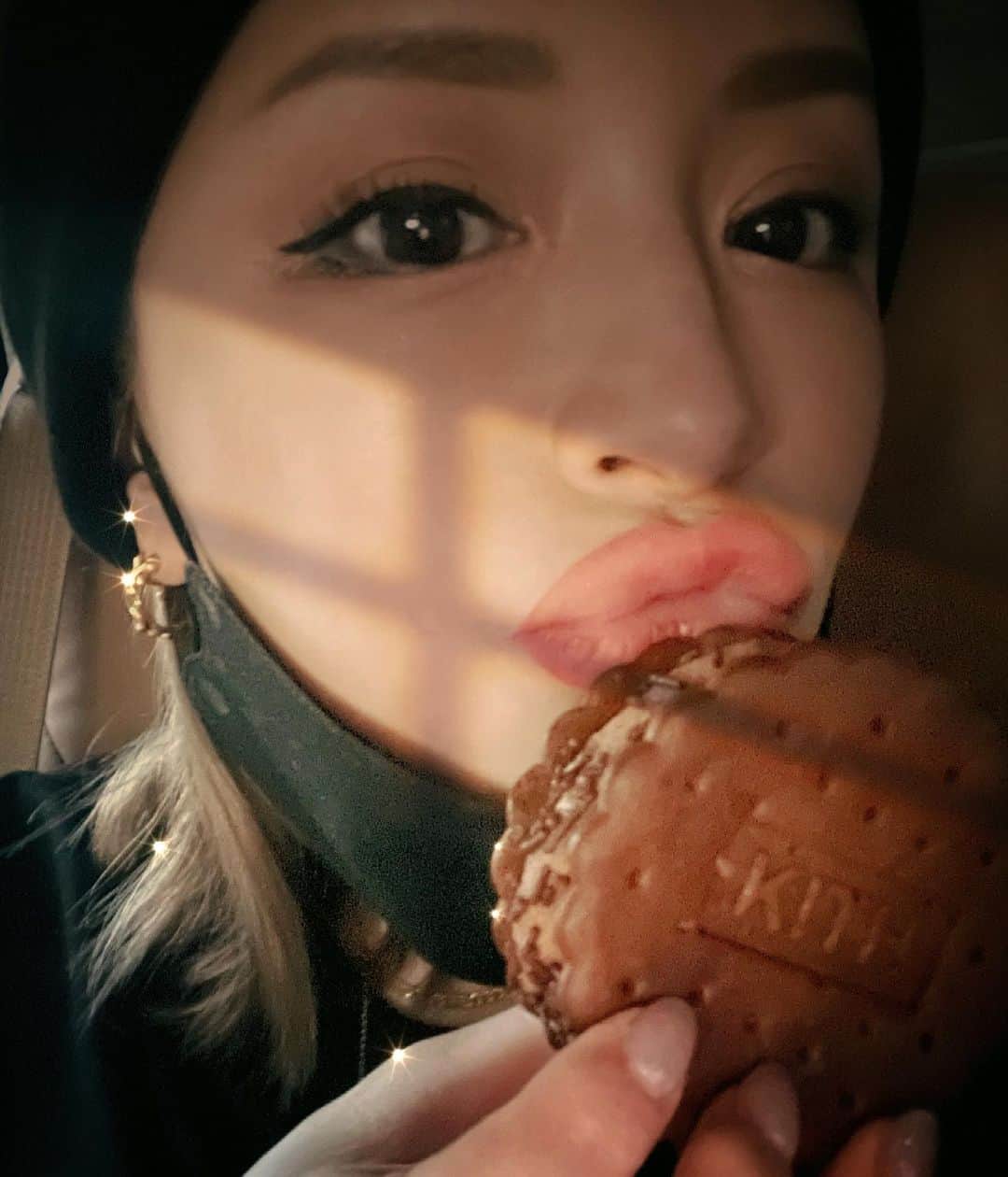 のインスタグラム：「I miss little things that made my days like eating ice cream in the sun and seeing it melt with a smile🍨」