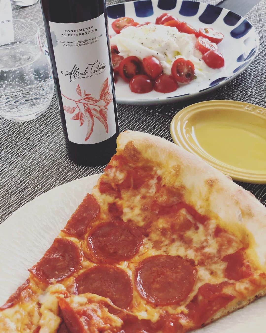 内田恭子さんのインスタグラム写真 - (内田恭子Instagram)「Sunday lunch! Pizza takeout from our favorite store, The Pizza Tokyo.  ピザにかけるホットオイルは、いつも行くイタリアンで食べてとても美味しくて購入したAlfredo Cetroneのペペロンチーノオイル。  奥のブラータチーズはフードロスを減らすTABETEレスキュー　@tabete.me で購入したもの。冷凍でくるから日もちするし、ブラータ好きにはオススメです！  #pizza #peperoncinooil #buratta #休日ランチ #日曜日 #内田恭子 #kyokouchida」5月16日 14時04分 - kyoko.uchida.official