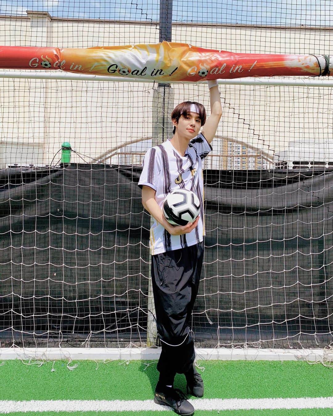 NCTさんのインスタグラム写真 - (NCTInstagram)「🥅🐶🥅  ⚽️ https://youtu.be/S9wcBWtbyRM  #김정우의_이사람을찾아서 #NCT #NCT127 #JUNGWOO #정우」5月16日 13時18分 - nct