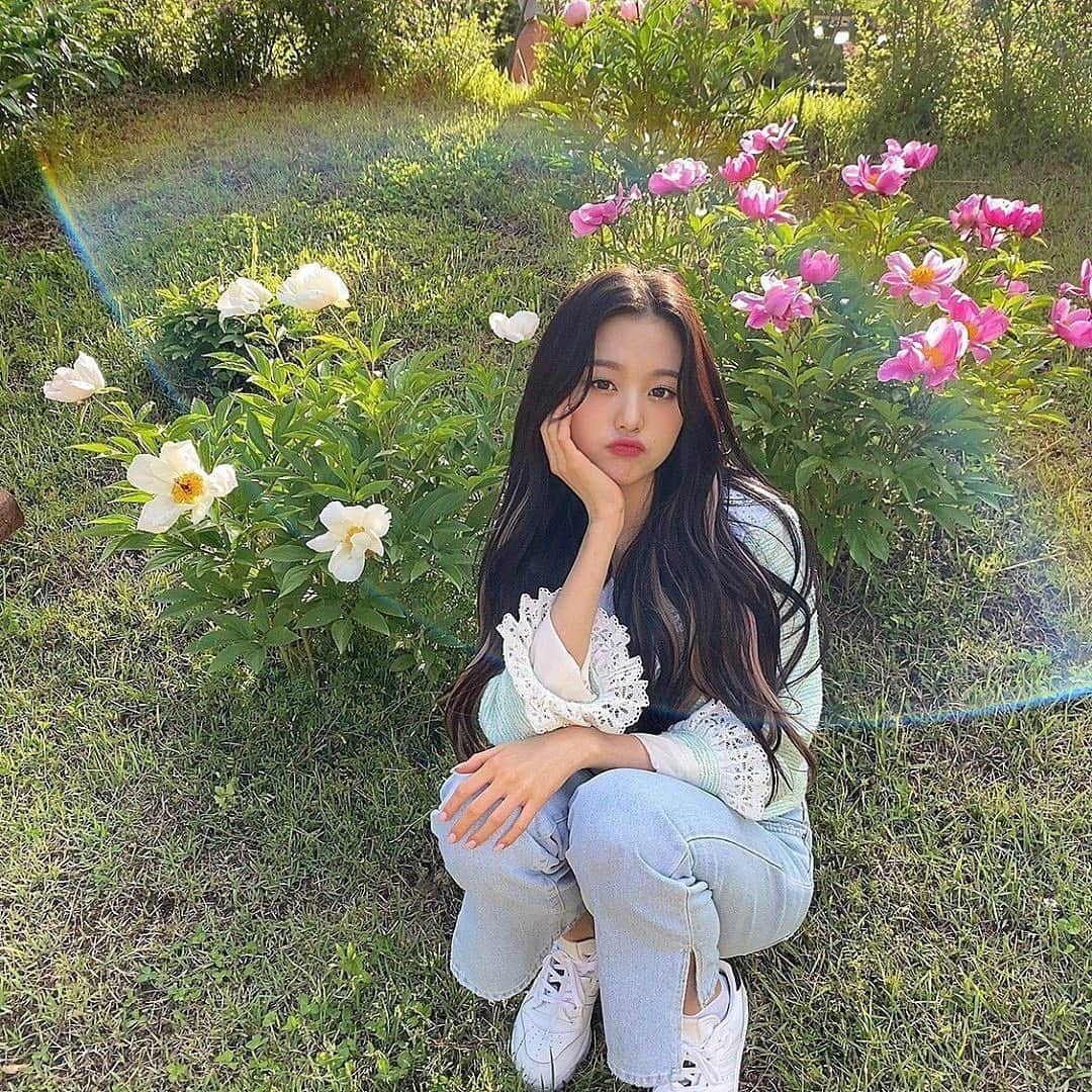 チャン・ウォニョンさんのインスタグラム写真 - (チャン・ウォニョンInstagram)「태양 아래 ☀️ #IZONE #JANGWONYOUNG #WONYOUNG #아이즈원 #장원영 #원영」5月16日 13時13分 - wonyoung__ive