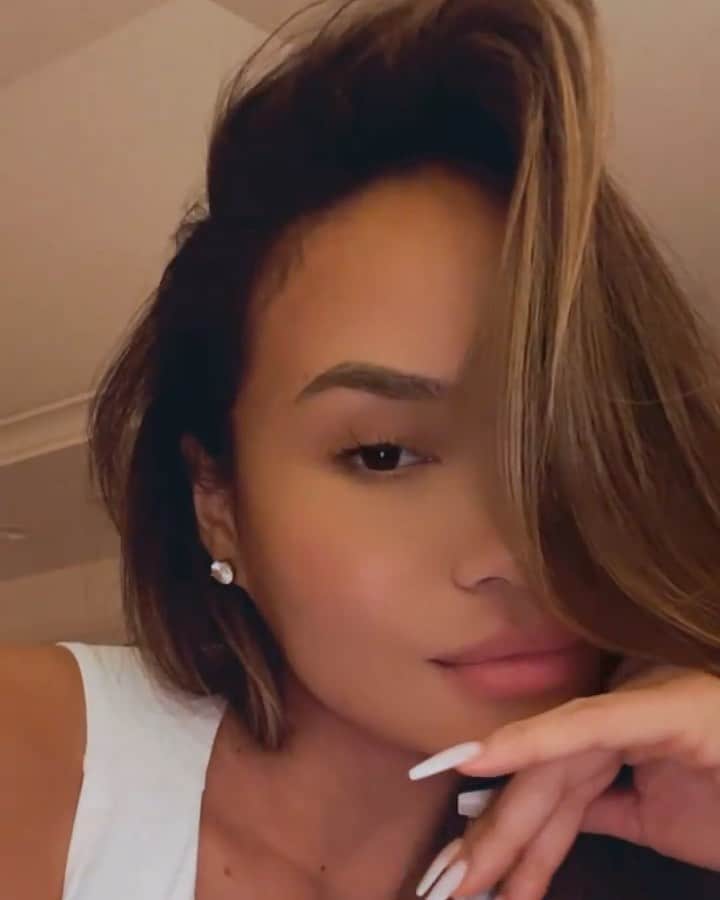 ダフネ・ジョイのインスタグラム：「🙆🏻‍♀️🙋🏻‍♀️」