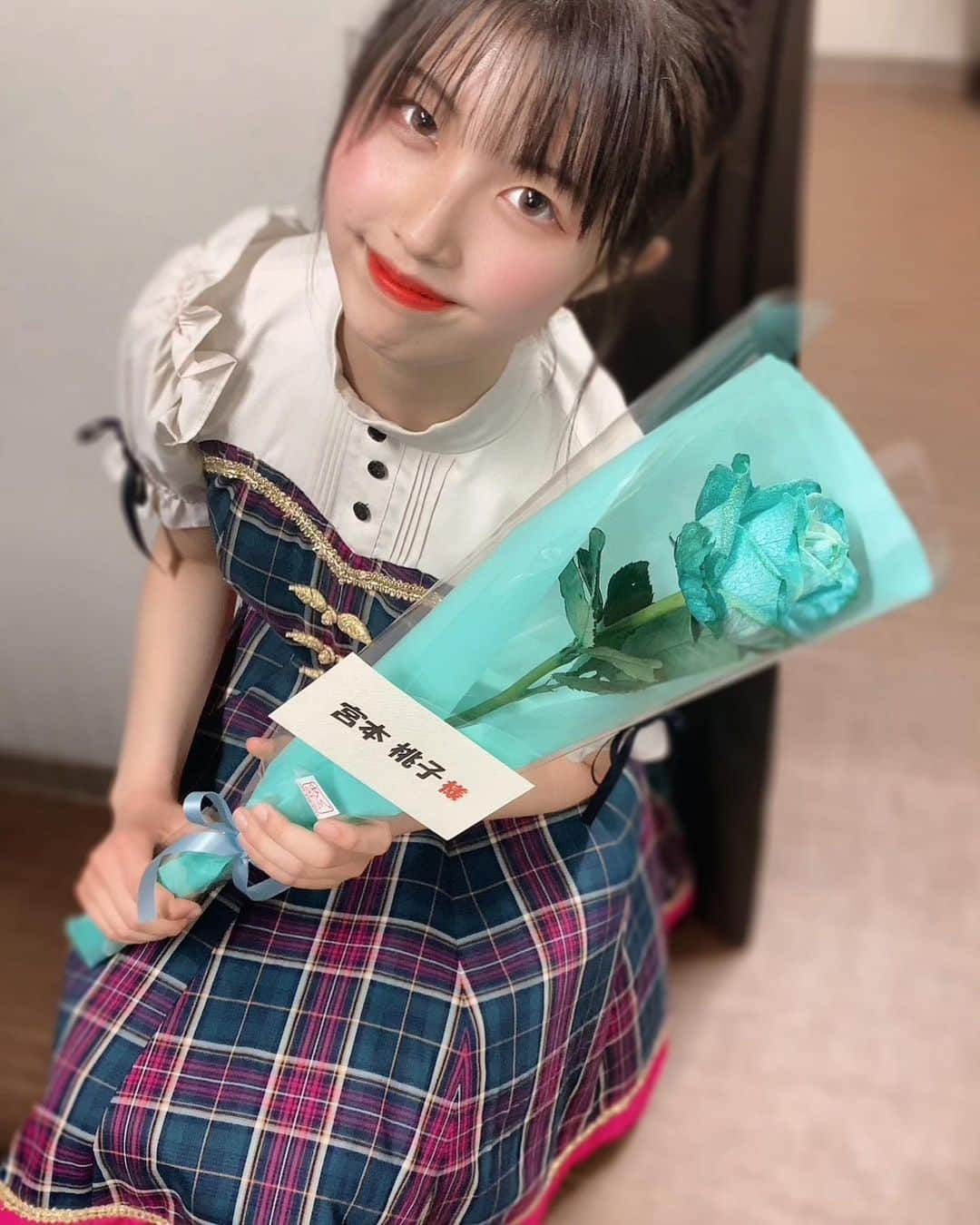 宮本桃子さんのインスタグラム写真 - (宮本桃子Instagram)「・ 素敵な薔薇🌹💚ありがとうございます🥰🥰因みに先日投稿した写真よりこっちの方がお気に入りです笑 ・ ・ 最近みなさんにお会いできていないのでInstagram載せてみました！！ ・ ・ ・ ・  #dela #ダイアモンドホール #エメラルドグリーン」5月16日 13時38分 - dela_momoko