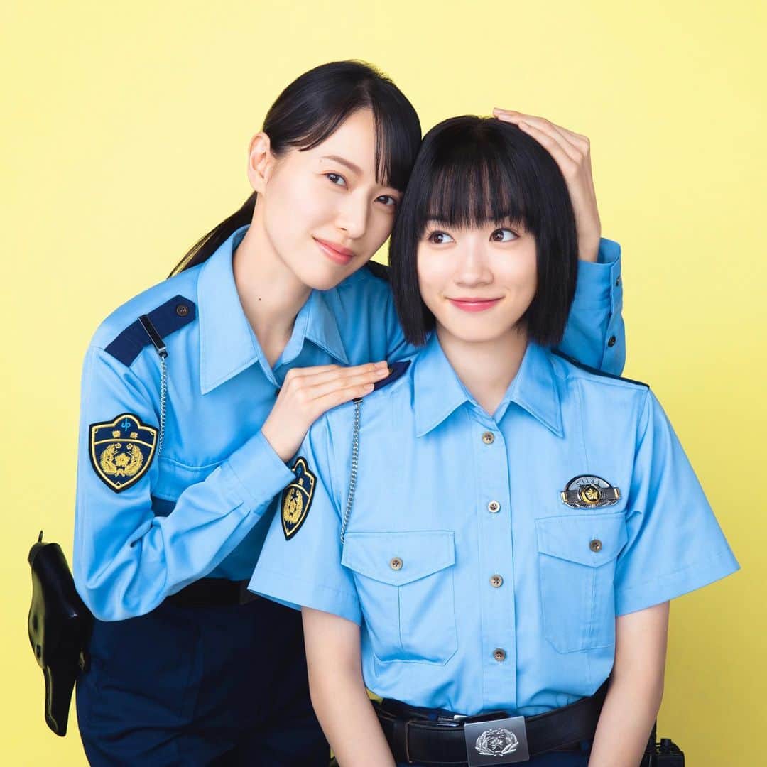 ハコヅメ〜たたかう！交番女子〜のインスタグラム：「＼🚔#ハコヅメ SPインタビュー解禁🚨／  #戸田恵梨香🌟 ＆ #永野芽郁🐣 スペシャルインタビュー記事📝を 番組HP🏠にて公開中✍️  7月スタート📺 新水曜ドラマ「#ハコヅメ」👮‍♀️の 魅力・役作り・お互いの印象語る🗣✨  👇記事全文は番組HPにて🏃‍♀️💨 https://www.ntv.co.jp/hakozume/articles/2342d92xclamlvyhxo54.html  @toda_erika.official  @mei_nagano0924official   #読むだけでほっこり #仲良し感に癒されます #戸田さんと永野さんはAB型ペア」