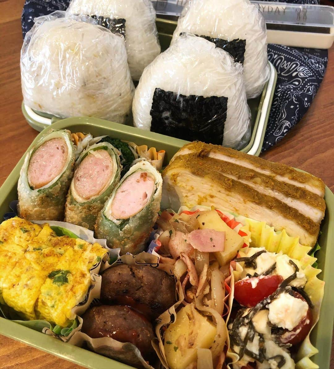 神咲詩織さんのインスタグラム写真 - (神咲詩織Instagram)「・ ・ ・ ・本日のお弁当🍽👨🏽✨ ・ ・ ・ブロッコリーとしらすの麺つゆ和え(ほぼ見えてない) ・ウインナー大葉チーズの餃子の皮春巻き ・ネギとゴマの玉子焼き ・ミニハンバーグ ・鶏胸肉の自家製サラダチキン(カレー味) ・新じゃがいものジャーマンポテト ・ミニトマトとクリームチーズの塩昆布和え ・おにぎり4種(明太子、鮭、塩昆布、鶏たまそぼろふりかけ) ・ ・ ・ ・久々早起きしておべんとぅー☺️✨ ・ ・ ・餃子の皮春巻きかなりハマってしまいました✨😳 ・ ・ほんと美味しい🙃 ・ ・ウインナーのジュワッとした油とカリカリの皮がめちゃくちゃ合うんです！！ ・ ・でも大葉がさっぱりさせてくれて！！ ・ ・幸せの味ー😍(つまみ食い用が余る様に多めに作っちゃう 笑) ・ ・ ・ ・さあ私は本日は秋葉にてサイン会2店舗開催です！ ・ ・休日の2店舗ってのもかなり久々😳✨ ・ ・ ・今月は居酒屋こあらも中止で会える機会が中々ないので皆様是非会いに来てね✨ ・ ・ ・さて！準備しましょ！ ・ ・ #居酒屋こあら #おべんとこあら #お弁当 #自炊 #👨🏽」5月16日 8時59分 - nexter_nippon