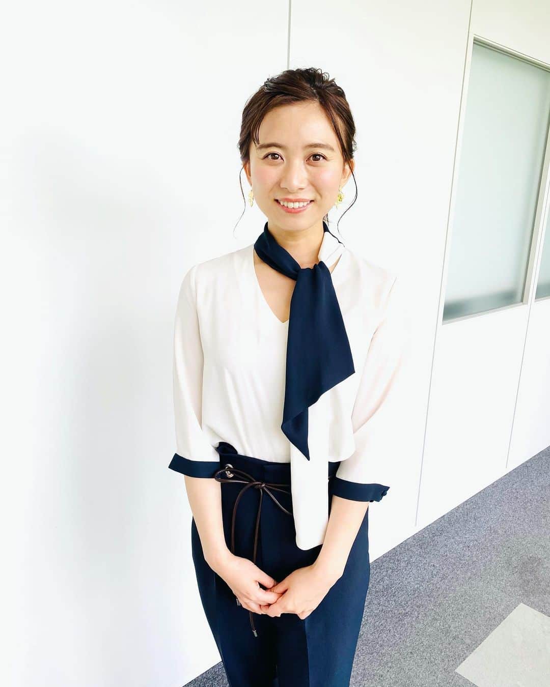 山本雪乃さんのインスタグラム写真 - (山本雪乃Instagram)「🐥 おはようございます^ ^  今朝は『アテンションプリーズ』と言いたくなるような衣装でした😊 *   リボンがくっついているブラウス。 おしゃれでした〜☺️ *  今日も素敵な1日になりますように🦊  #衣装 : @tonal_official」5月16日 9時12分 - yukino_yamamoto5