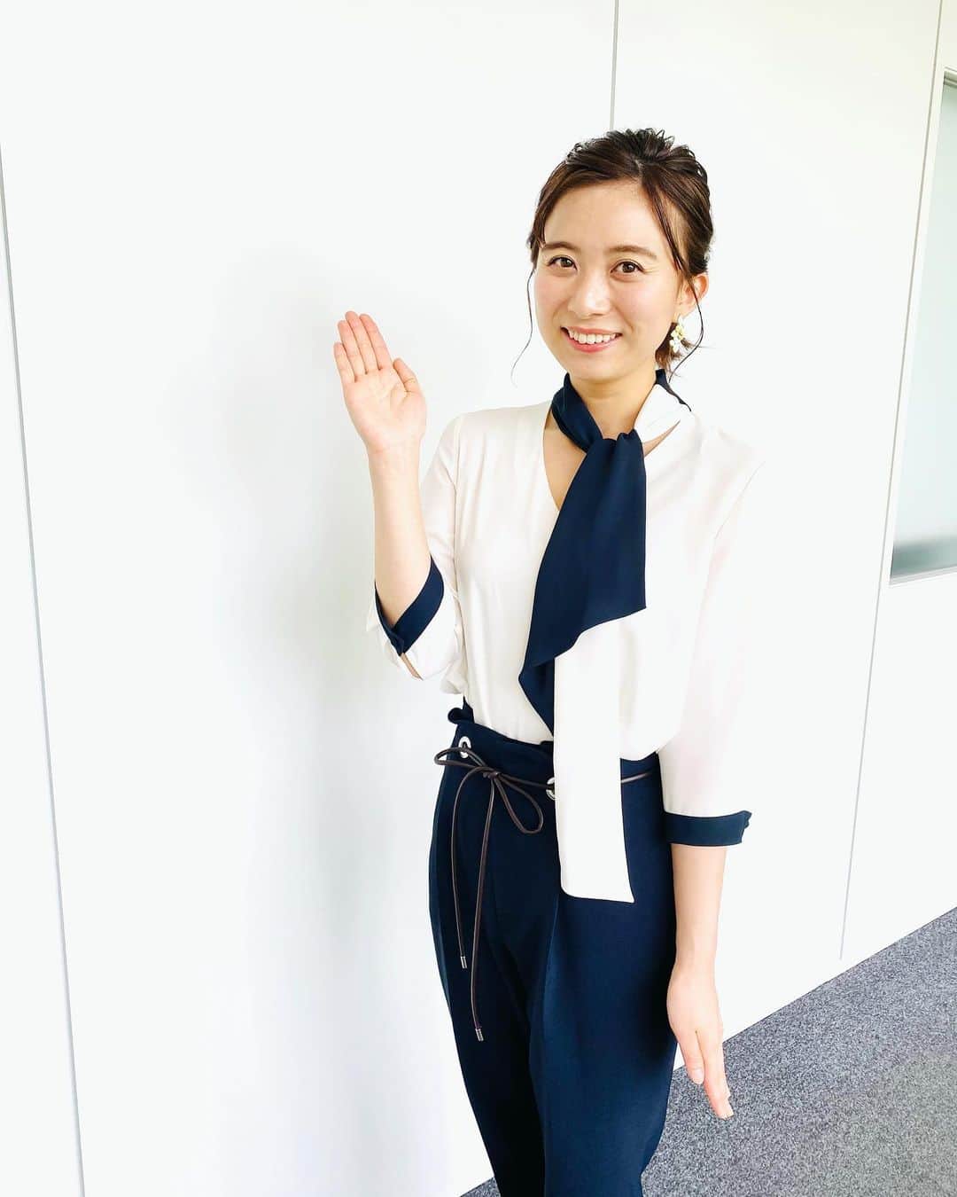 山本雪乃さんのインスタグラム写真 - (山本雪乃Instagram)「🐥 おはようございます^ ^  今朝は『アテンションプリーズ』と言いたくなるような衣装でした😊 *   リボンがくっついているブラウス。 おしゃれでした〜☺️ *  今日も素敵な1日になりますように🦊  #衣装 : @tonal_official」5月16日 9時12分 - yukino_yamamoto5