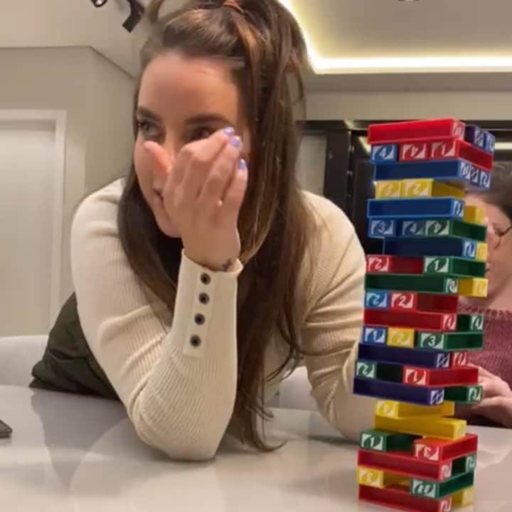 Bruna Unzuetaのインスタグラム：「Quando você manda bem no jogo! Falando nisso, vcs ja jogaram Jenga de Uno???? Melhoooor jogo vei」