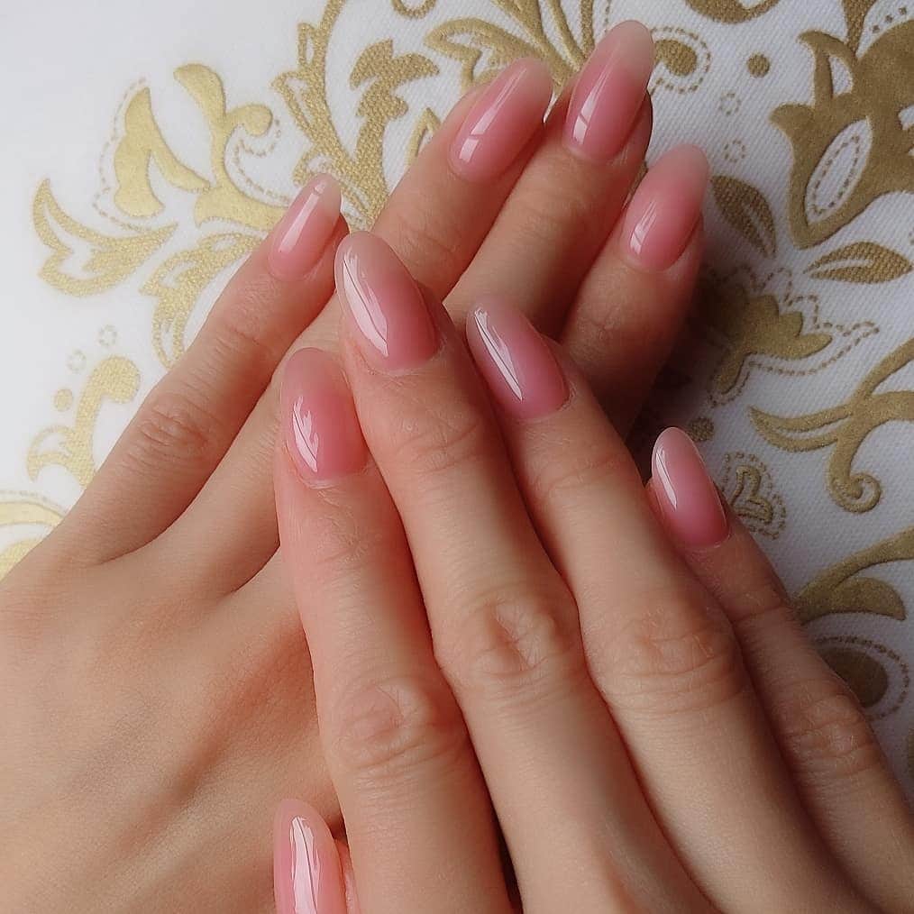 華耀きらりのインスタグラム：「最近のnail💅✨✨ ネイリストさんにオススメしてもらい、 «ワンカラーデザイン»にハマってます 重要視してるのは、 指が綺麗に見える、爪の形と色選び💅 丁寧なネイリストさんの施術に感動👍最近はワンカラーでも素敵な色がたくさん増えましたよねぇ。 毎日見ても毎回納得するネイル😆😆 次もワンカラーデザインにします。  #nails #ワンカラーネイル」