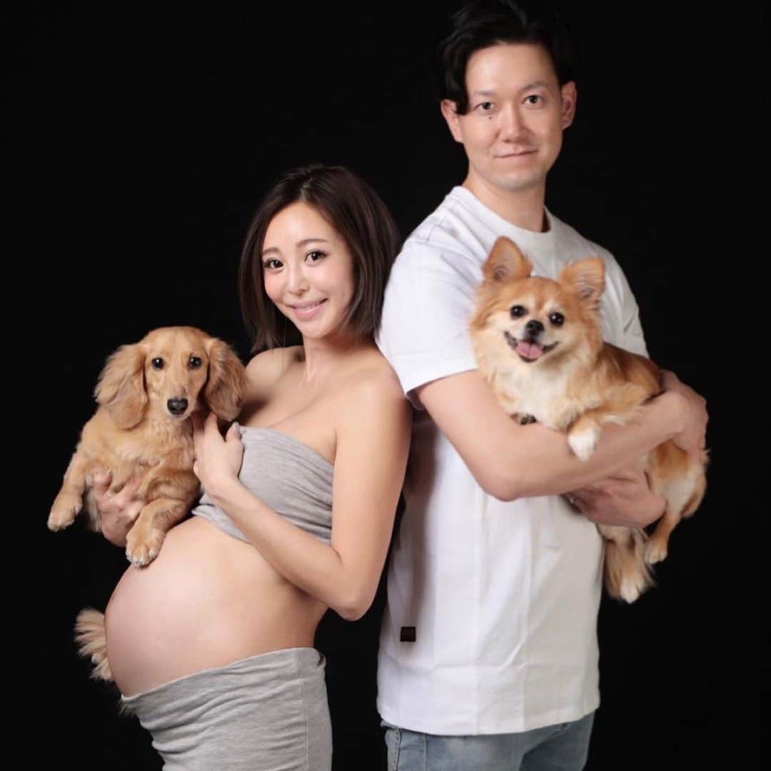 MomoseRyoko のインスタグラム：「〜ご報告〜 私事ですが、昨年結婚して、もうすぐ妊娠9ヶ月目です🤰 妊婦ではありますが、更に仕事頑張って新しい挑戦していきたいです！ マタニティフォト撮って頂いたので、ちょいちょい載せます💕マタニティトレーニングも❣️ @studionavel #マタニティフォト #studionavel」