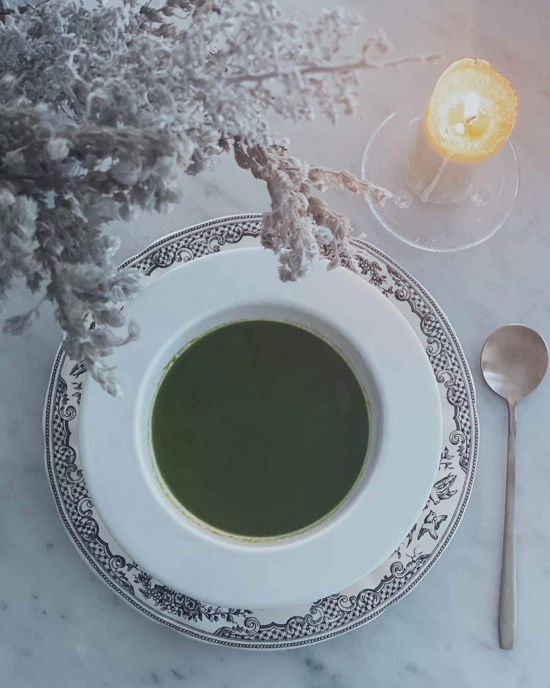 白澤貴子のインスタグラム：「I just had the best detox soup ever!  今回初めてトライしたデリファスの"食べるファスティング"。 朝と夜はスープを湯煎で解凍、昼は送られてきた食材を使ったサラダで三日間過ごしました。  もちろん、完全なる断食ではないかもしれないけれど、脂肪や炭水化物、塩分などはもちろん、保存料などの添加物まで避けたピュアな食材だけで過ごすだけあって、身体全体のデトックス感にはかなり満足。  そして何より、よくありがちな味の素っ気なさが全くなく、スパイシーなものや甘さを感じるものなど、毎回複雑に味覚を刺激されるのもいい。  固形物をとらないファスティングまでは自信がないという人の初めの第一歩から、身体のバランスを定期的に調整したい人まで。  私個人としては、ちょうど今のように仕事でバタバタしすぎて食事が偏りがちな時こそ利用したい。  こういったミールキットって、どうしても決まったメニュー以外が難しい中、重めな食物アレルギー持ちの私は、内容を事前に相談できたのも安心できてよかった。  ぜひ皆様もお試しあれ。  #珍しく息子が選んだカーネーションを添えて #いつも母の日は芍薬なんだけど #どんな気分の変化かな」