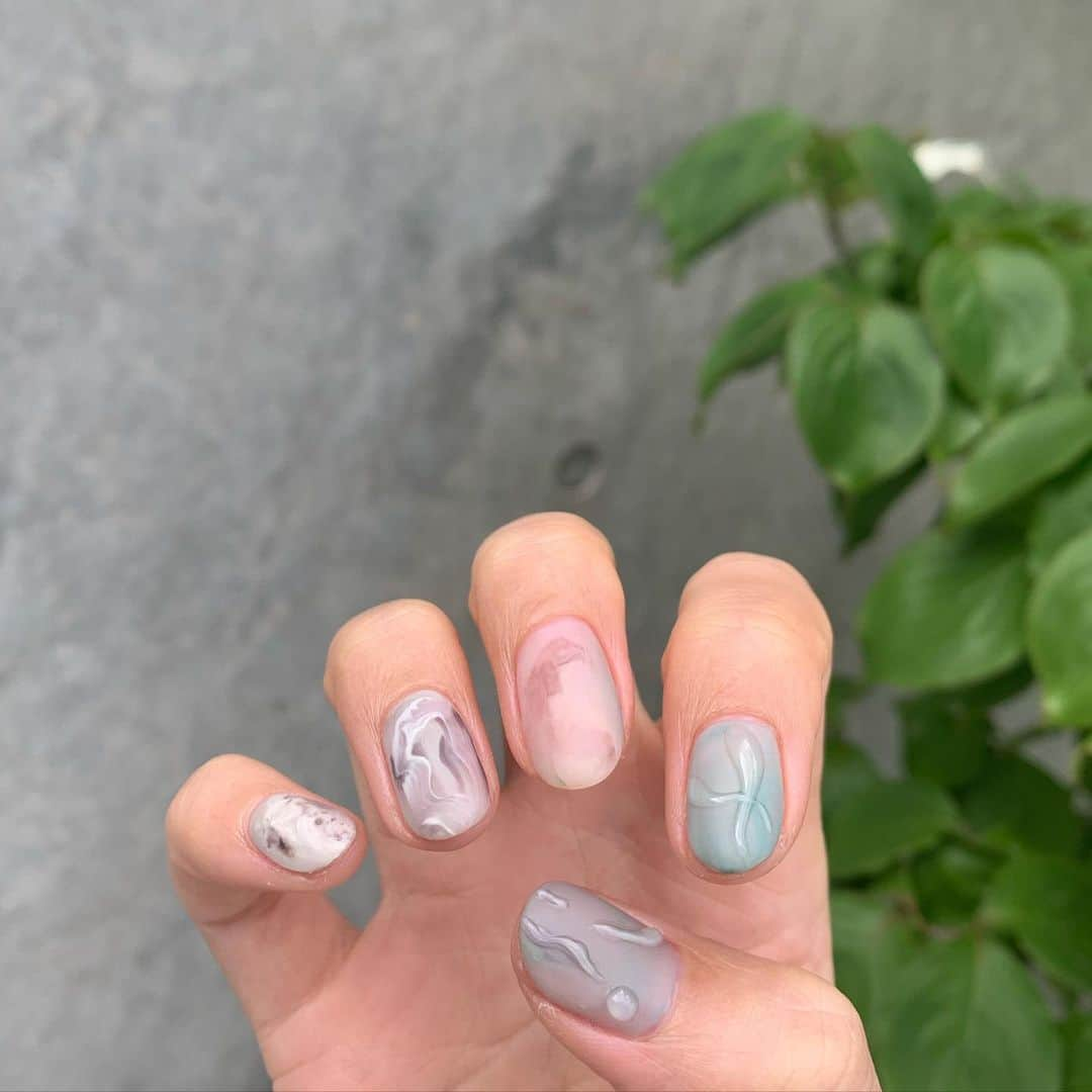 美優さんのインスタグラム写真 - (美優Instagram)「@lapilie_nail ♡  夏前のこの季節はマットに水滴ネイルがしたくなる☺️✨  どの指のアートもかわいくって 暇があれば爪見ちゃうし触っちゃう〜😁  担当/ @tsubasa_by_dlaw.lapilie   #nail #水滴ネイル　#マットネイル #lapilie」5月16日 10時35分 - miyu11_20