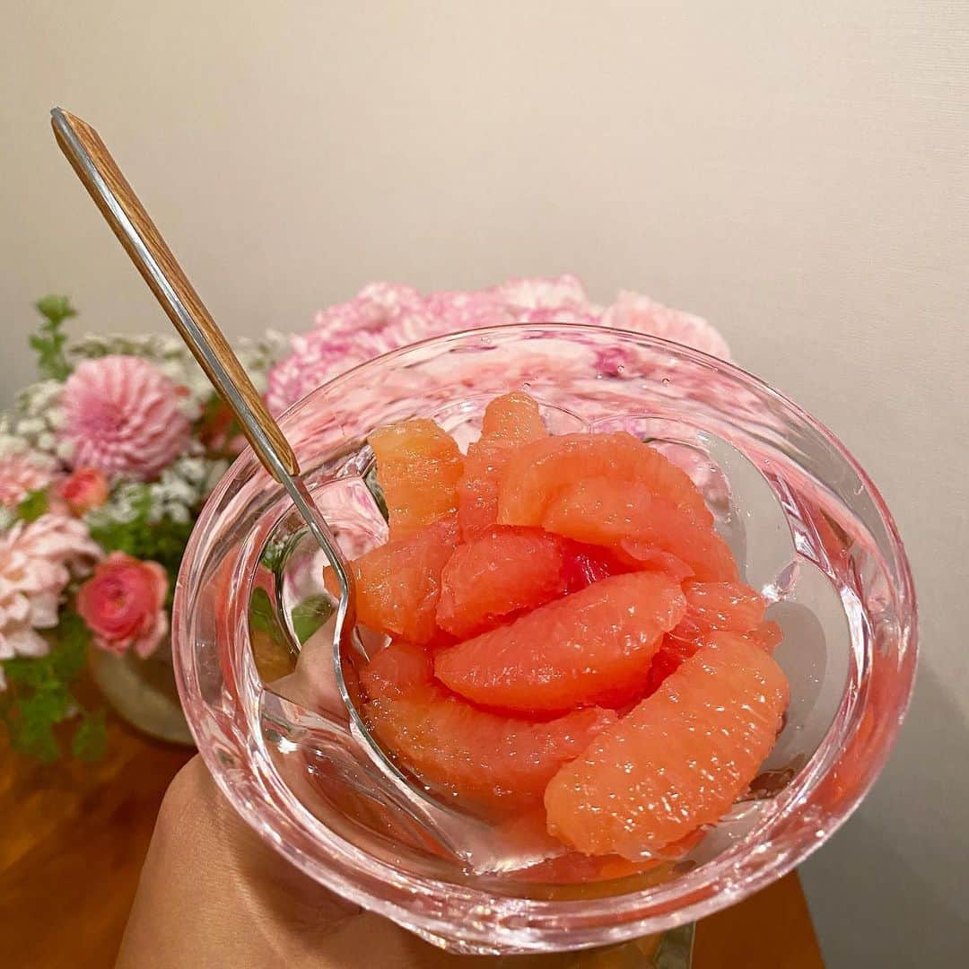 小川ひとみさんのインスタグラム写真 - (小川ひとみInstagram)「昨日友人が届けてくれた cutされたgrapefruits🍋 コストコ最高だね❤️ 朝から美味しいフルーツ食べて 今日も元気に過ごしましょう🥰 雨が降る前に公園へ 今からお家でのんびりします🦖✨ #sunday #fruits #grapefruits」5月16日 11時01分 - hitomy220