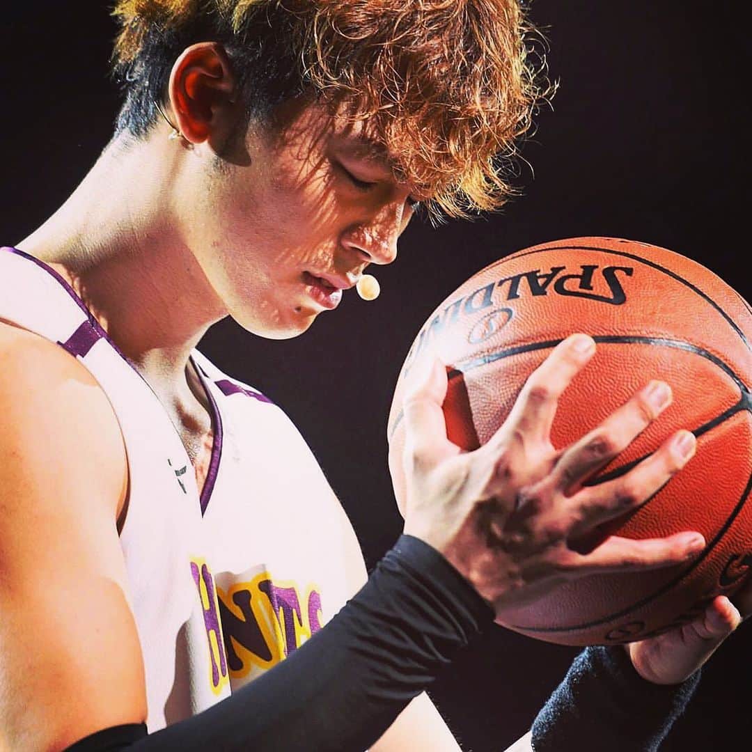 竹内涼真のインスタグラム：「musical 『17again』  今日が初日です❗️ 0からスタートして全員で稽古をして積み上げていく。 そこには僕が知らない世界が広がっていました。　 舞台上で表現するという事、1から寄り添って教えてくれた　演出家の谷さん　本当に感謝しています。それからvoice trainerの林先生、スタッフのみなさん。 そしてキャストのみんな最高です。みんな凄いなーと思いながら僕は稽古してました。  僕は今日初めて舞台に立ちます　だから何が正解なのかわかりません。  でも僕が俳優として大切にしている  『心、気持』は届けられるかと。  余談ですが…笑 ちなみに僕は小、中、高、とmusicalを観に行くという概念がありませんでした😳その世界の事を知らなかったからです。  でも今回の　『17again』 僕は若い世代のみんなにも観て欲しい！　絶対楽しいと思います！  こんな難しい状況の中ですが、　みなさんの体調が1番大切です。身体と相談して、劇場に足を運んで頂けるなら本当に嬉しいです。  待ってます。  #17again」
