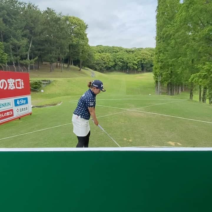 東浩子のインスタグラム：「今週のほけんの窓口レディース 応援ありがとうございました！  昨日がサスペンデッドになり、今日残りのハーフをプレーする予定でしたが、  棄権という形になってしまいました。 最後までやりきれず悔しいですが、また来週からの試合に備えて、しっかり休んで、万全な状態で行けるように頑張ります。  まだまだ、プロとして、自分の体調管理が出来ていないことにも反省していきたいと思います！  引き続き応援宜しくお願いします！  今週バックを担いで下さった しんやさん ありがとうございます！ラウンド中のやり取り、雰囲気とつても楽しかったです😊⛳️！ 腹の底から笑ったのは本当に久しぶり、心の底から感謝です🙏✨ またリベンジしましょうね！👍」