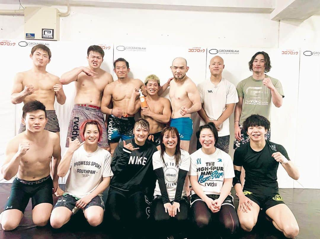 山崎桃子のインスタグラム：「グランドスラム土曜日の選手練に AACCからRENA選手と本野選手 来てくれました💛💛 凄く貴重な時間を 有難うございました！！ 本野選手は最近朝練も来て頂き 沢山学ばせてもらってます🧐💓 練習してもらえるの 光栄すぎます🥲✨ 人数多くて活気が溢れてました✨ また宜しくお願い致します！！ #リバーサルジム横浜グランドスラム  #コロブロック  #コロブロックpresents  #選手練習  #貴重な日」