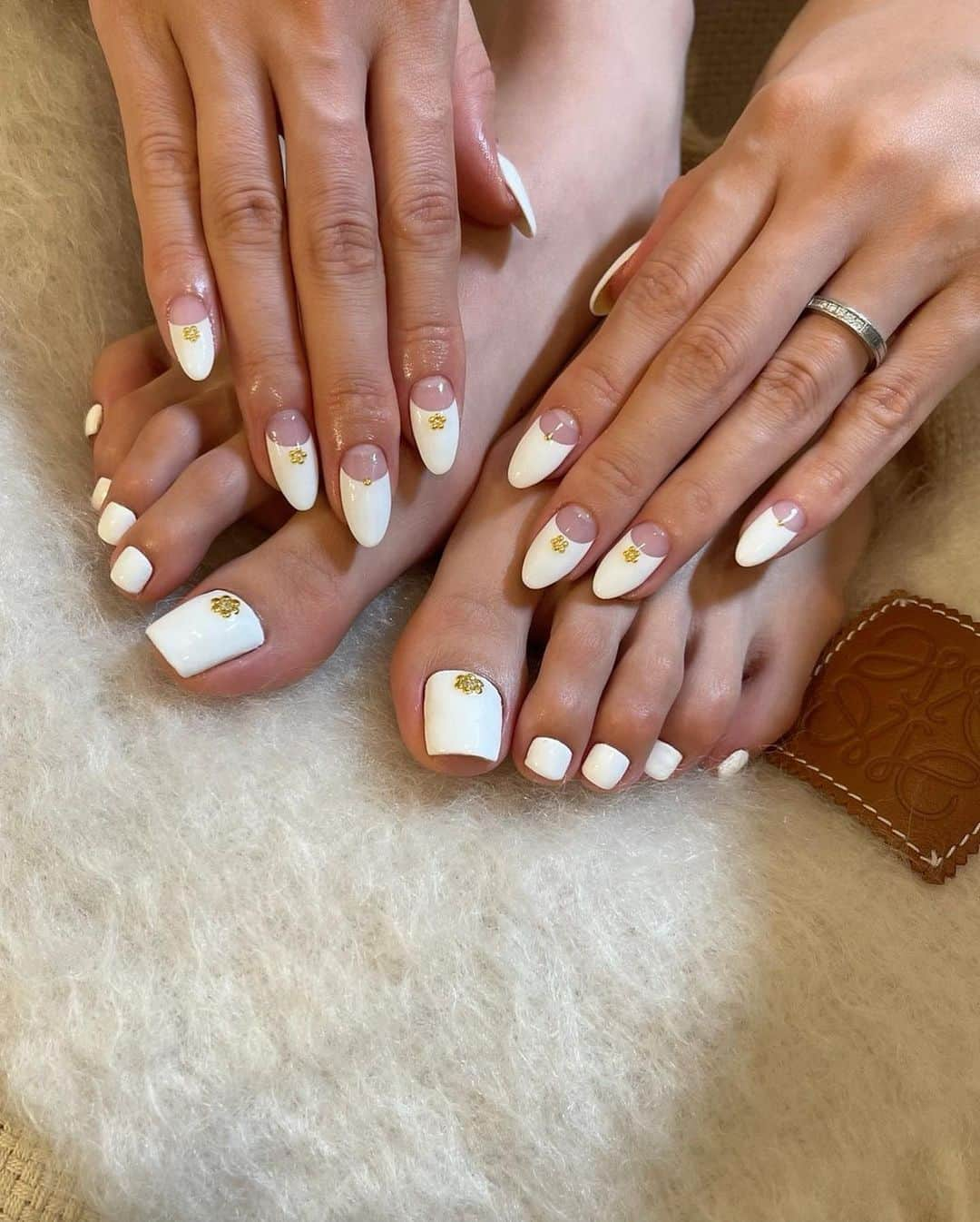 舟山久美子（くみっきー）さんのインスタグラム写真 - (舟山久美子（くみっきー）Instagram)「New nail💋  白フレンチが気分だったのですが コンサバっぽくならず レトロな雰囲気でお気に入りです🥰✨ @nym.nail  あさみの新店舗行ってきたけど 心地良すぎてずっと居たい気持ちでした♡  そんなこの日のワンピースは これから発売のものです🥰✨ めちゃくちゃ美シルエットで、 お腹のゴムが緩いので妊婦さんもとっても着やすい🥺✨&引き締め色で着痩せ効果抜群でした…！ @micoameriofficial   バーガンディーを私が来ていて なちょがブルーを着てくれましたが… 背中リボンや、肩の透け感が涼しげで これからの時期ぴったりです☺️👍  骨格ストレート、ウェーブ、ナチュラル、みんなに似合うワンピースに仕上がっているのでネットでも手に取りやすいかと思います✨  これは間違いないな…😘💕  #new #nail #micoameri #デート服　#ミコアメリ　ootd #fashion #matanityfashion #マタニティコーデ #マタニティー #妊娠6ヶ月　#妊娠記録 #妊娠中期  #micoameri #モテ服　#プレママ　#春コーデ#マタニティライフ #妊娠中期」5月16日 12時08分 - kumikofunayama