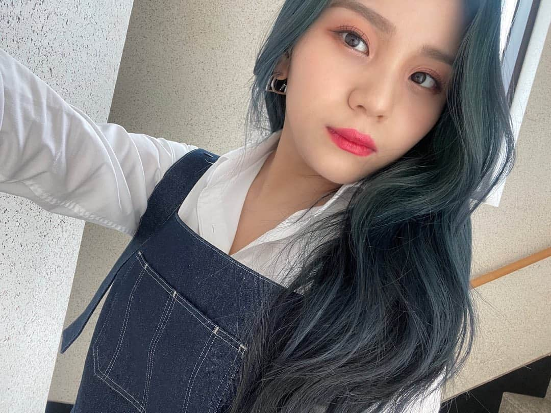 GFriendのインスタグラム：「#여자친구 #GFRIEND 💾 GFRIEND's #MEMORIA  #엄지 #UMJI」