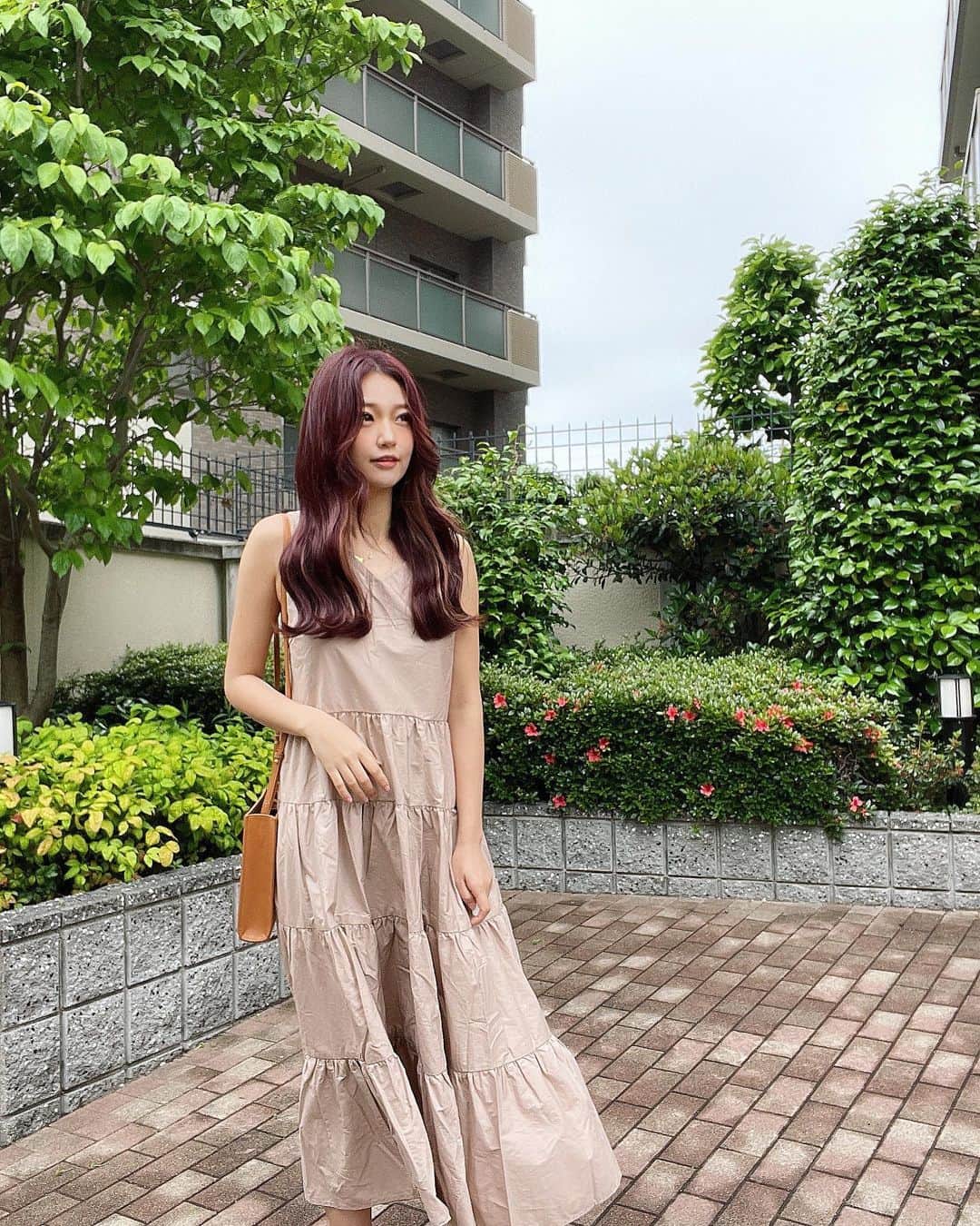 いっちゃん/嶋津 いつみのインスタグラム：「. . こないだお家に遊びに来た友達に 「いっちゃんのクローゼットめっちゃベージュやなw」って 言われたのにまたベージュをゲットしてもた🤭❤️ . . . . @miia_official  の バックリボンティアードワンピースです👗✨ . . . . ティアードワンピ流行ってるよねー🙆‍♀️ ミニ丈はかわいい感じになるけど ロングタイプは大人っぽいし リラックス感もあっていい感じ😘💕💕💕 . . . . ちなみにこのワンピは ZOZOTOWN限定商品なんやけど 今日！5/16(日)だけ2.000円OFFクーポン配布中らしい🙄💨 . . . . #miia #miiasnap #いっちゃん  #フリーモデル  #いっちゃんコーデ #ブライダルモデル #アレンジモデル #ヘアカラー  #ヘアアレンジ #くしゃ顔  #フリーモデル #ドレスモデル #ダイエット  #치맥  #좋아요환영 #소통환영 #팔로우환영  #팔로미 #인친환영 #친구해요 #셀카 #셀피」