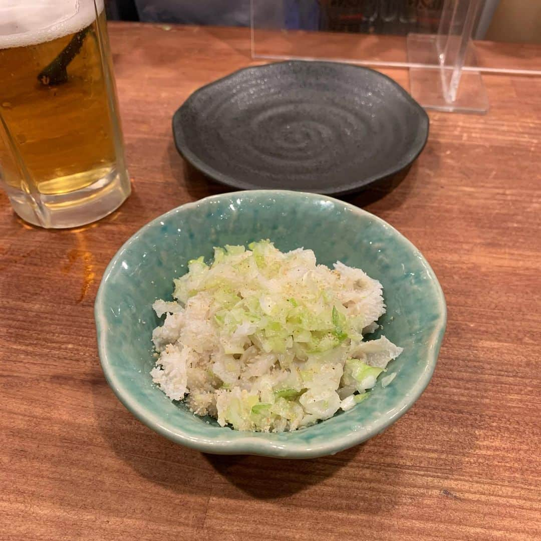 牧村里奈さんのインスタグラム写真 - (牧村里奈Instagram)「🍺もつ焼 碁ゑん / 十条 . 学生最後の1人飲みで行ったとこ。めちゃめちゃ美味しかったし、こじんまりしたカウンター席だったし、綺麗な店内だったし、完全に私がスキなお店だった🥺 . 串の種類はめちゃ多くて41種類とかあった気がする。変わり種も多くて、串以外のメニューもあった！ . 私的に革命が起きたのは「ぶれんず(脳)」。白子寄りの味で、クリーミーでふわっふわ！白子が好きな人はぜったい好き！もはや白子よりも生臭くない。 . レモンサワーはシャリキンってとこもいい〜調子乗って食べすぎ飲みすぎたけど幸せだったな🥺 . 十条行くならはしごがいいけど、ここは本当に良きすぎるから碁ゑん目的でも🙆‍♀️私はまたゼッタイ行く。(今は休業中😢) . . 🥢食べログ：3.6  ●埼京線十条駅から徒歩5分 ●12:00〜22:00 ●定休日：月曜日 ●¥1,000〜¥3,000  #十条 #十条グルメ #もつ焼き #1人飲み #はしご酒 #トーキョーさんぽ #りなさんぽ」5月16日 23時24分 - m_rina28