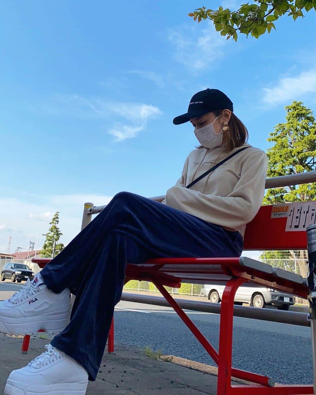 伊藤千凪海のインスタグラム：「いい天気だった日に﻿ ﻿ 友達とドライブで地元付近まで🍔﻿ ﻿ いちおう東京都だけどちょと遠かった〜笑 ﻿ ﻿ ﻿ すっぴんで部屋着なので写真はとおめ😽﻿（起きてます） ﻿ ﻿ ﻿ ﻿ ﻿ #ドライブ #ハンバーガー #hamburger﻿ #厚底 #厚底スニーカー #トレーナーコーデ #キャップ #キャップ女子 #🧢 #🍔」