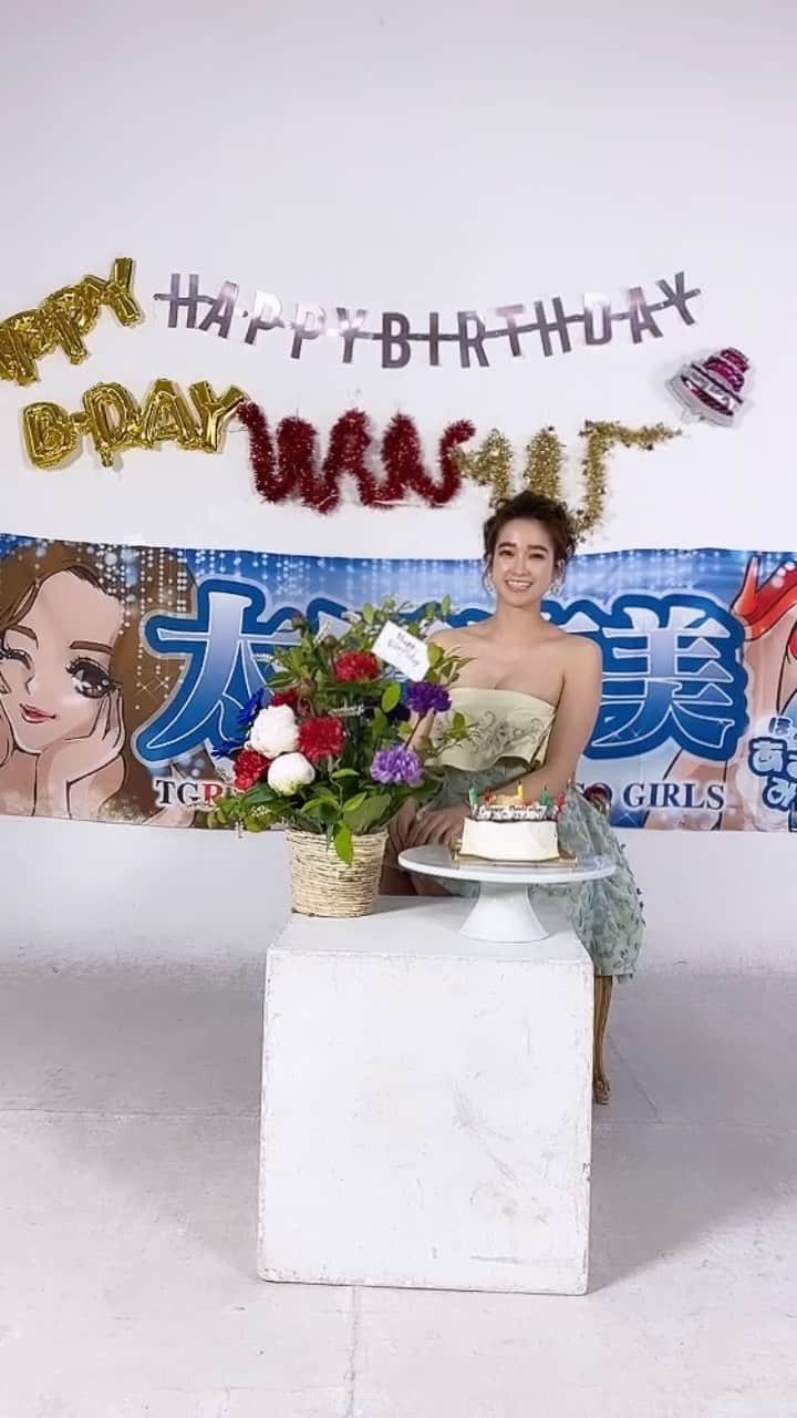 太田麻美のインスタグラム：「少し早めにお誕生日のお祝いして頂きました🎂💐 有り難うございます💙❤️  #birthday #mybirthday #happybirthday #birthdaycake #happy #幸せ #生誕祭 #お誕生日」