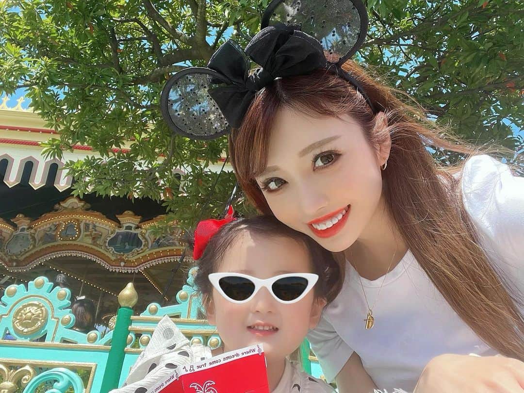 MARIEのインスタグラム：「ずっと変わらずディズニーが好き🍒 #ディズニー #ディズニーランド #ディズニーシー #子連れディズニー  #tokyodisneyland #disneyland #disney #disneysea #ディズニーランド #ディズニーコーデ」